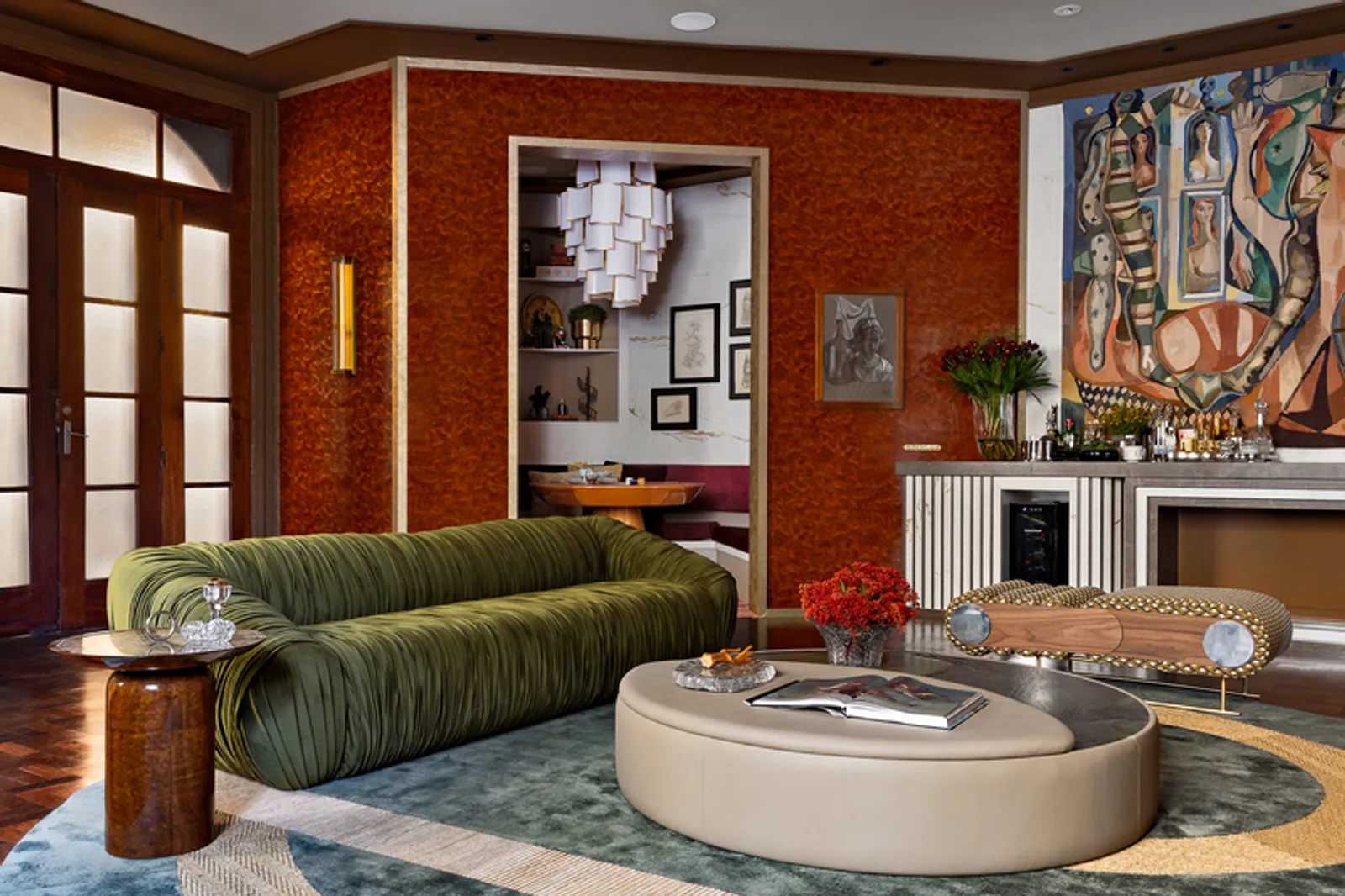 Loft Milanese, por Tulio Xenofonte, com Mesa Manto Lunar por Victor Vasconcelos, Mesa lateral Saturno por Caio e Carlos Carvalho, Sofá Bacio por Karol Suguikawa para Breton.