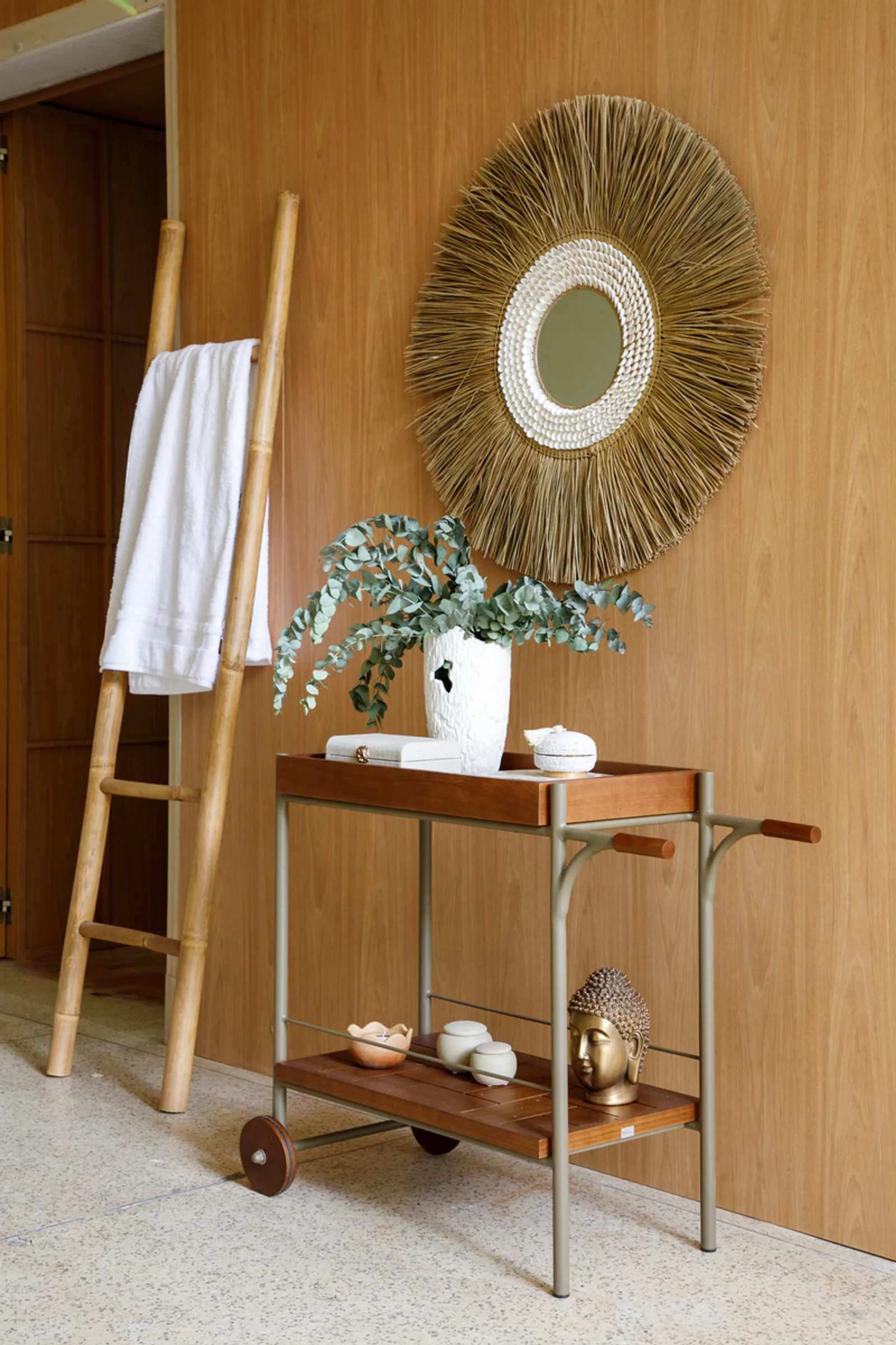 Sala de Banho por Tarsiana Barros, com Carrinho Arruá por Tiie Design para Breton.
