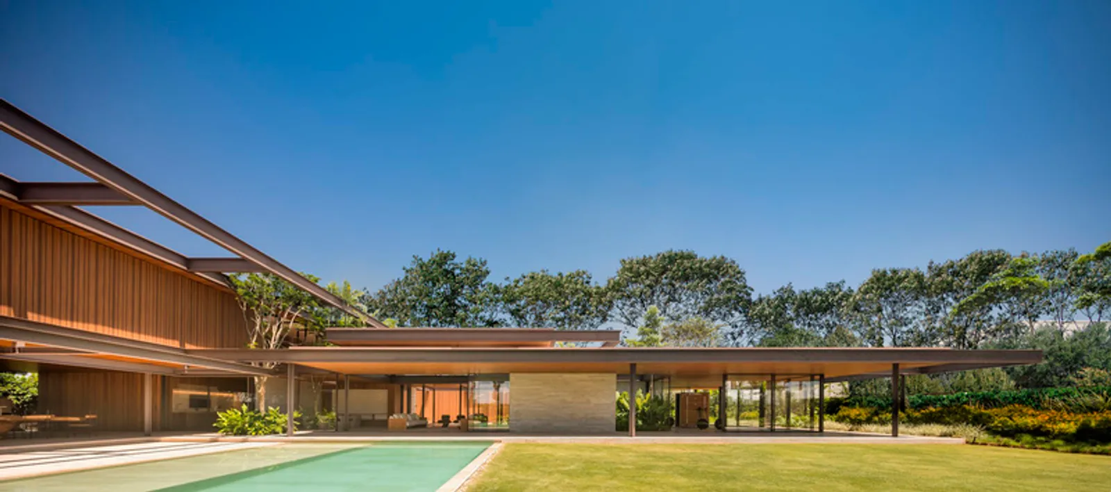 Projeto: Fernanda Marques | A Casa Jabuticaba, localizada em São José dos Campos, integra perfeitamente a natureza aos espaços da residência, com a arquitetura moldada em torno de uma árvore centenária.