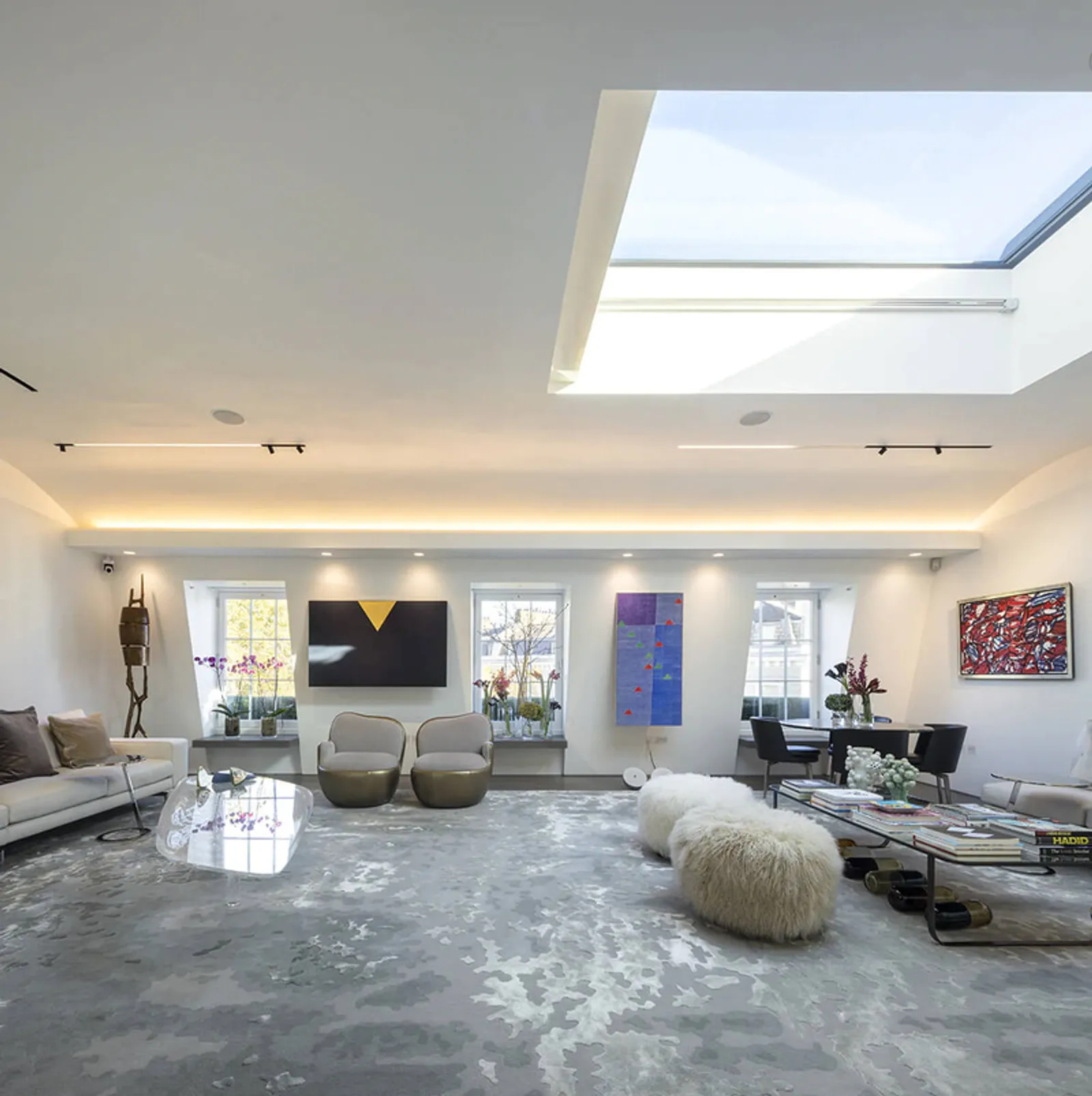 Projeto: Fernanda Marques | A London Penthouse aposta no uso da luz natural, através de janelas amplas e da claraboia no teto, combinadas à luz artificial para trazer aconchego ao ambiente.