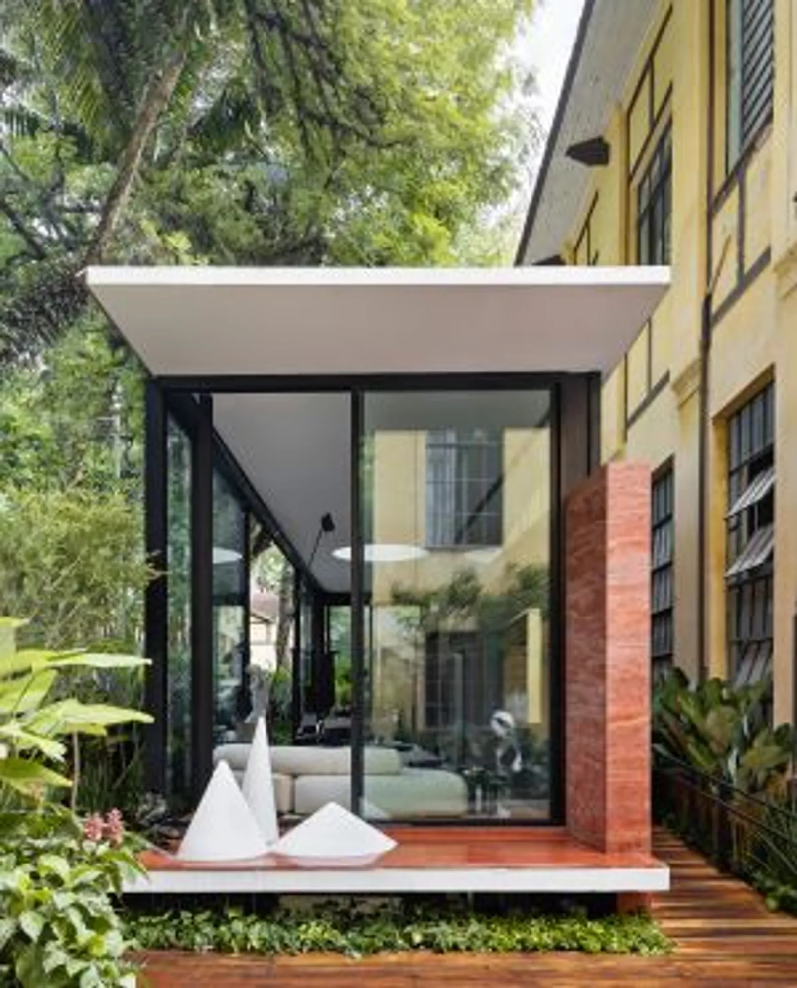 Vista geral da Casa Limiar R, o loft construído do zero por Felipe Rossi na CASACOR São Paulo.