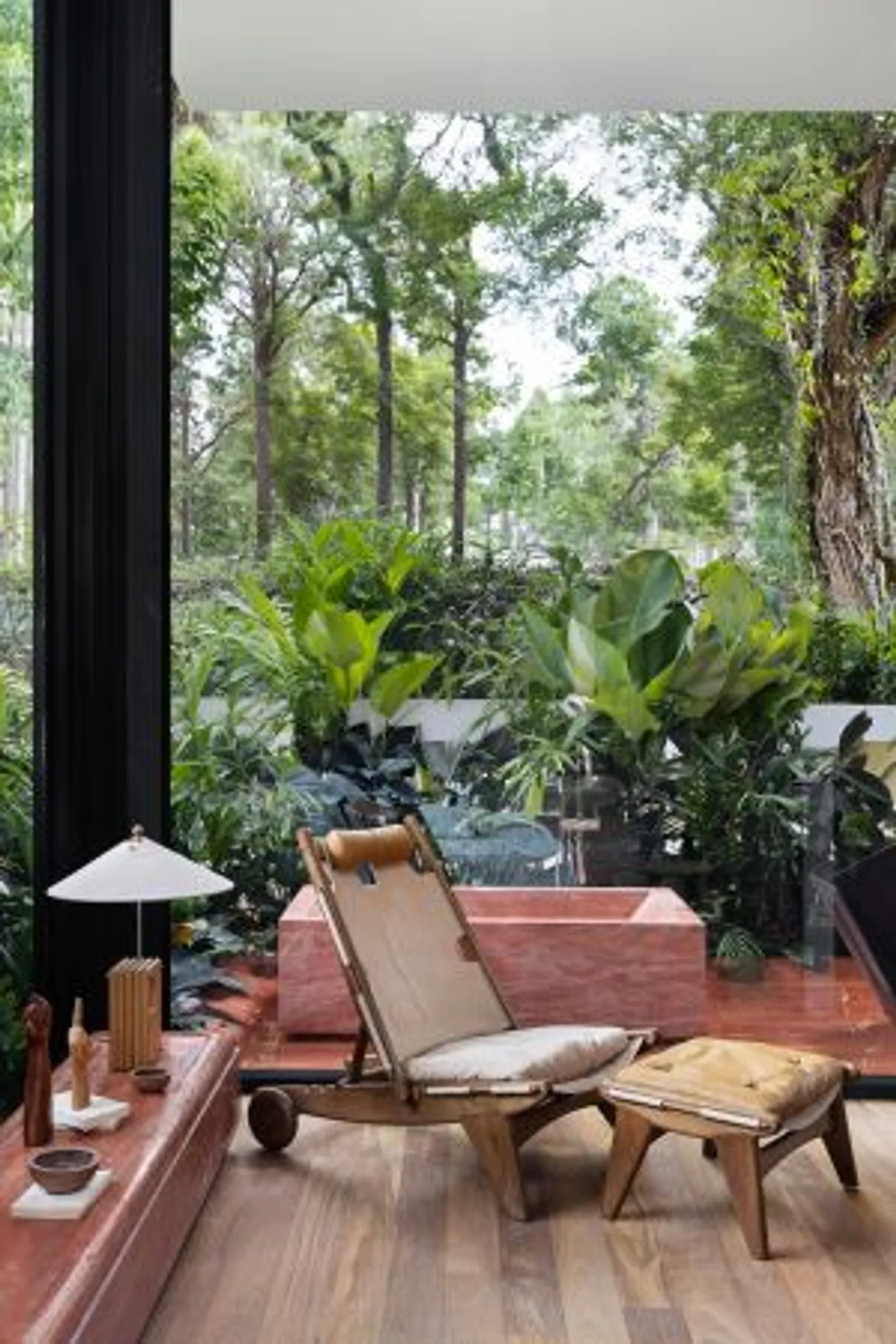 Visão interna do living gourmet da Casa Limiar R, destacando o pé-direito alto e a integração dos espaços.