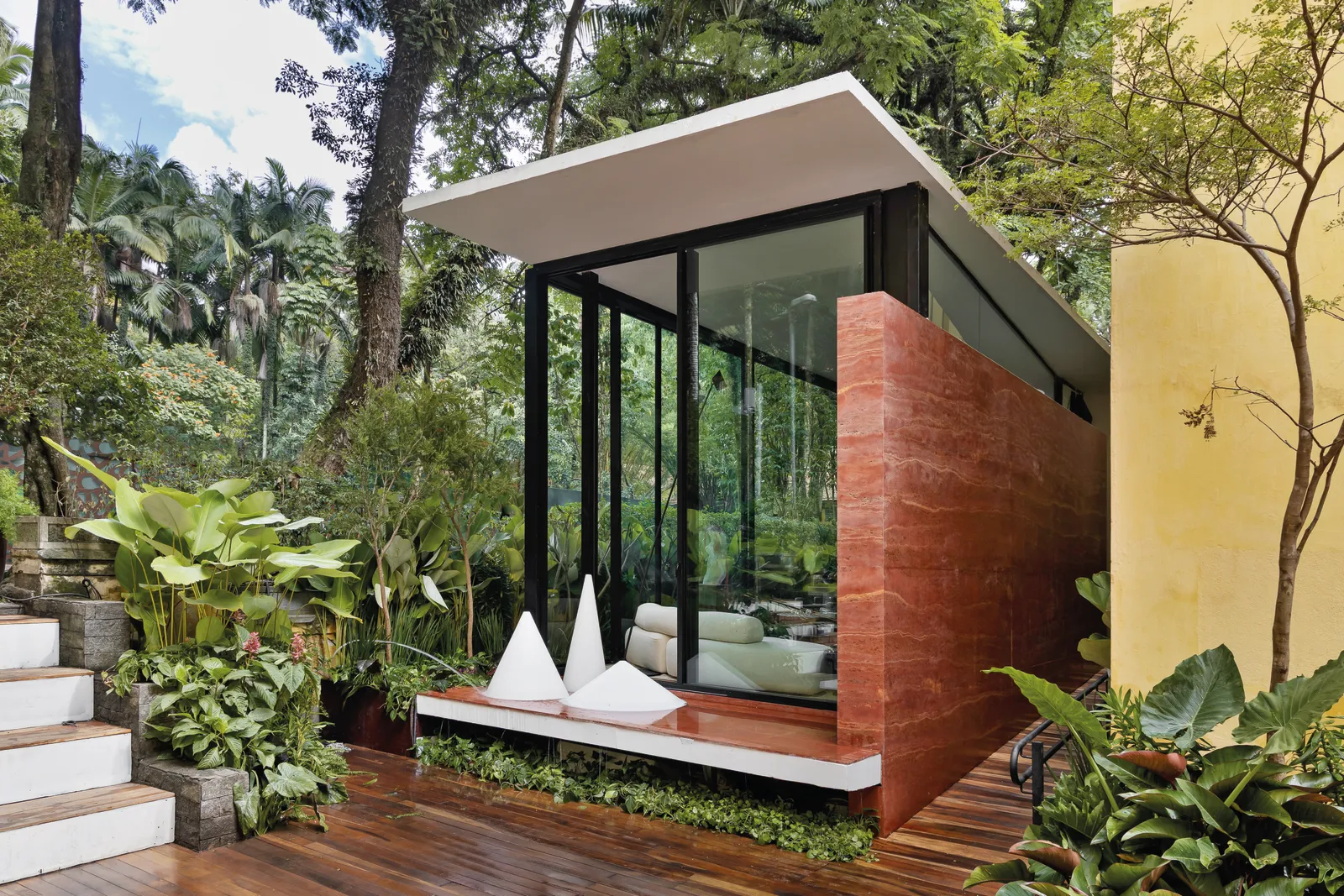 Fachada da Casa Limiar R., de Felipe Rossi Arquitetura, com grandes planos de vidro integrando o interior à paisagem.