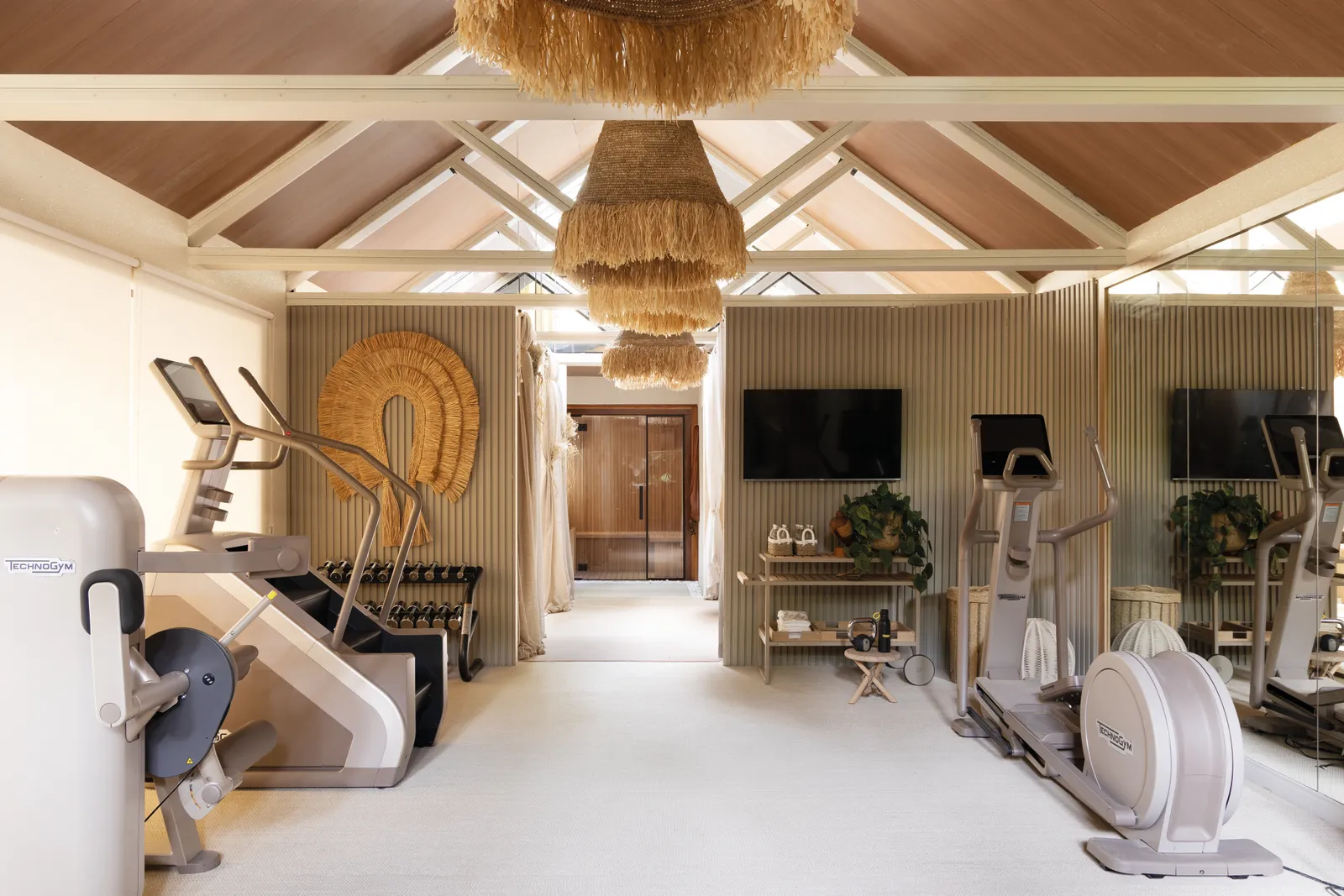 Ambiente interno da Samádi House | Powered by Denza, com elementos naturais e design biofílico.