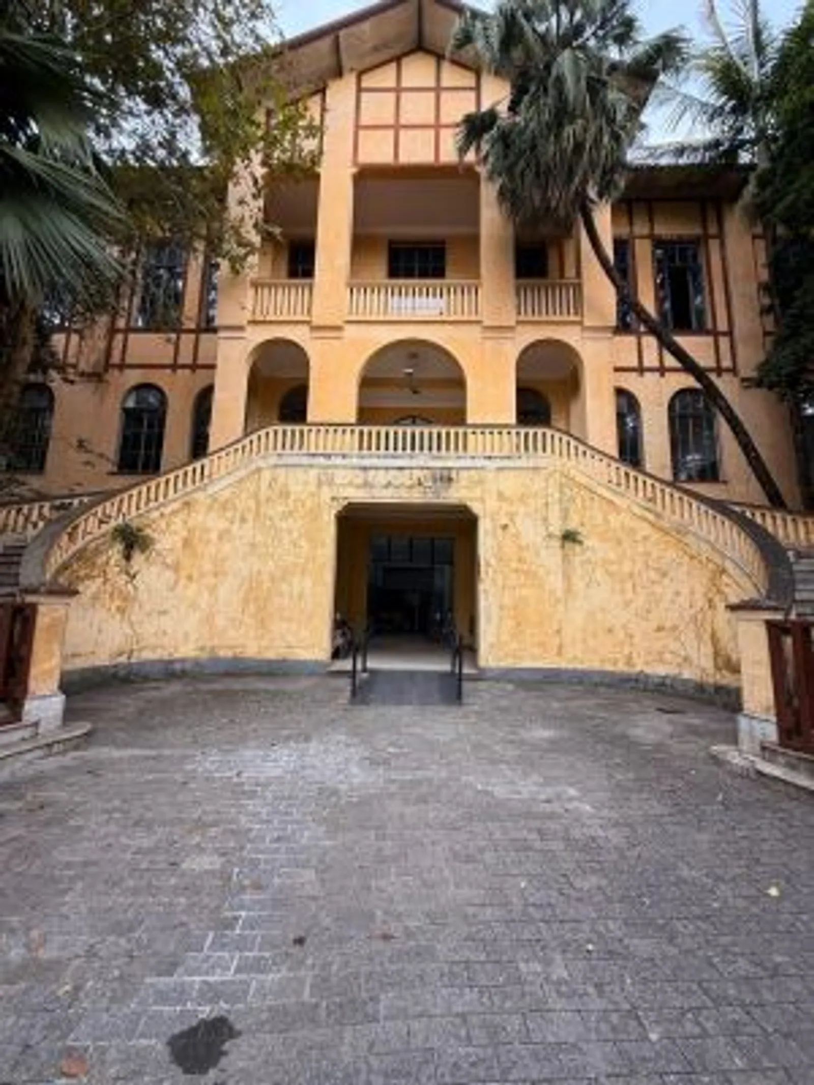 Projeto: Maria Fernanda Marques, Da terra ao solo | Outra perspectiva do 'antes', destacando a área que seria revitalizada.