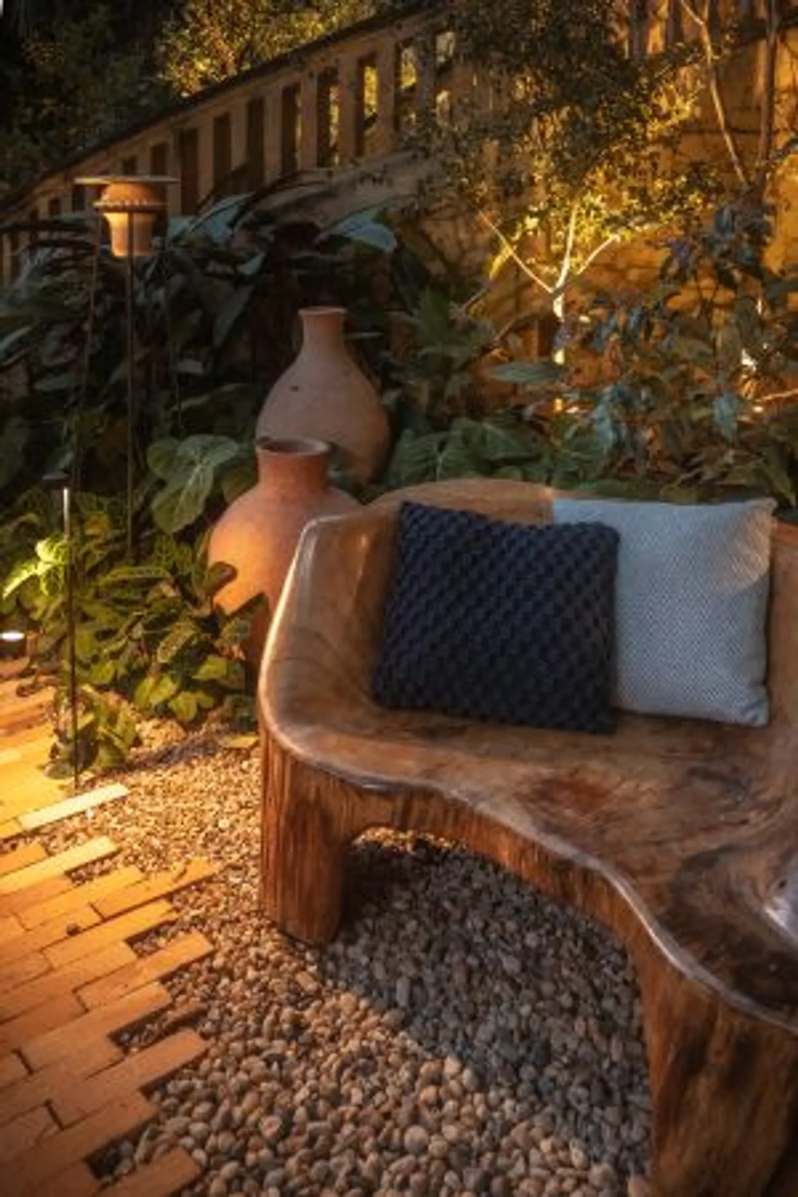 Projeto: Maria Fernanda Marques, Da terra ao solo | Caminhos orgânicos e vegetação densa que se misturam ao piso, criando uma imersão na natureza.