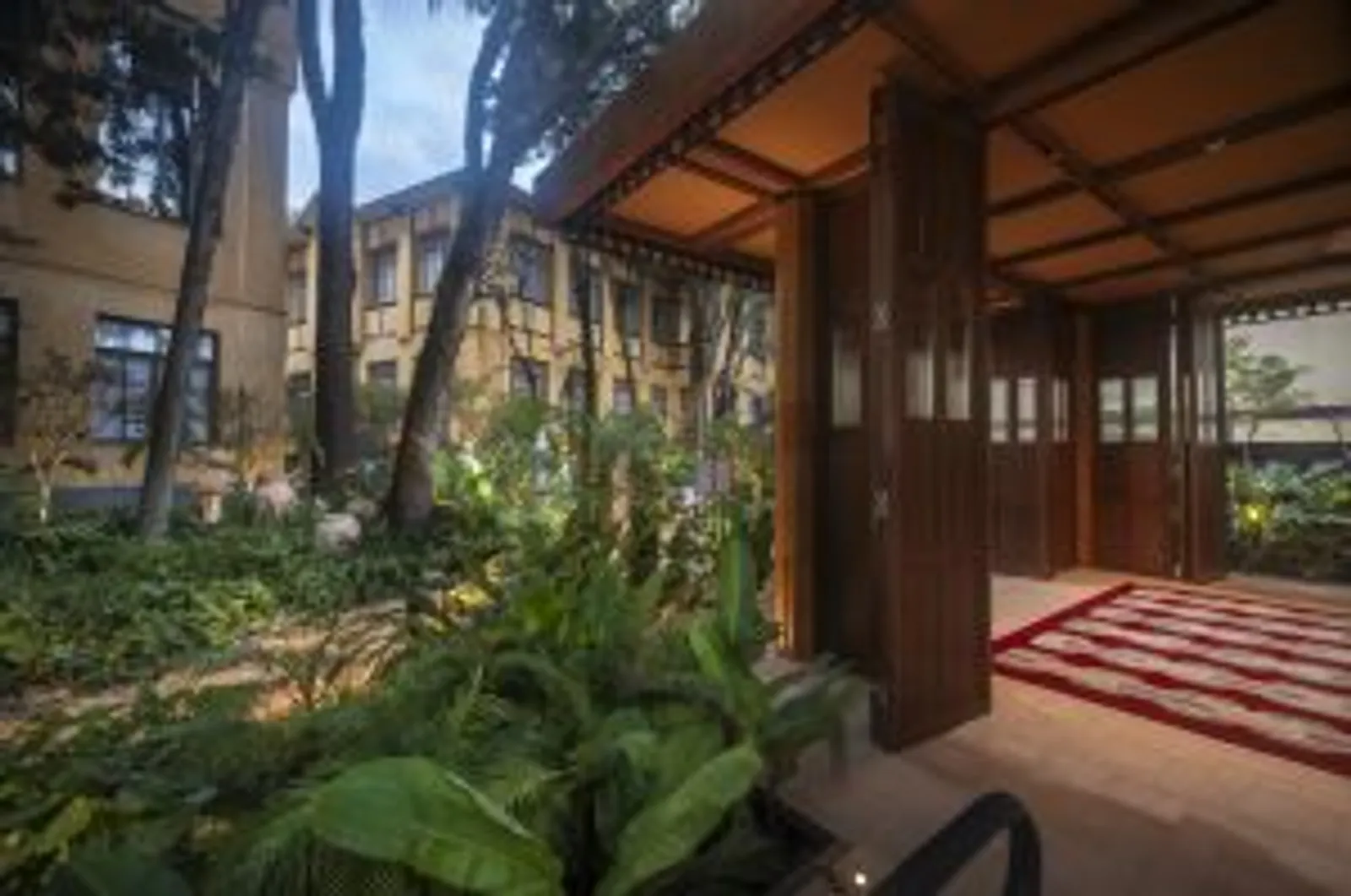 Projeto: Maria Fernanda Marques, Da terra ao solo | Detalhe de uma das obras de arte integradas ao jardim, valorizando a cultura e o design brasileiros.