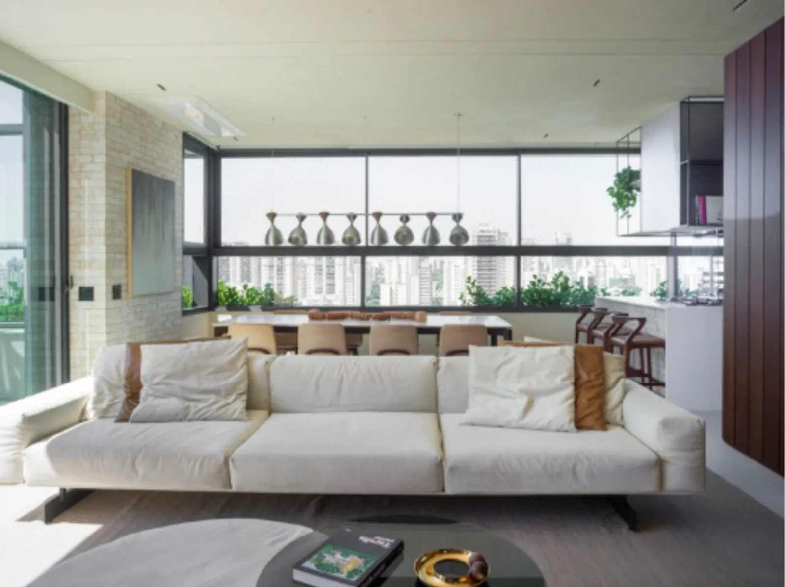 Projeto: Conrado Ceravolo Arquitetos | No pavimento dedicado ao convívio, estar e jantar se articulam à cozinha gourmet e ao bar, formando um espaço integrado para receber convidados.