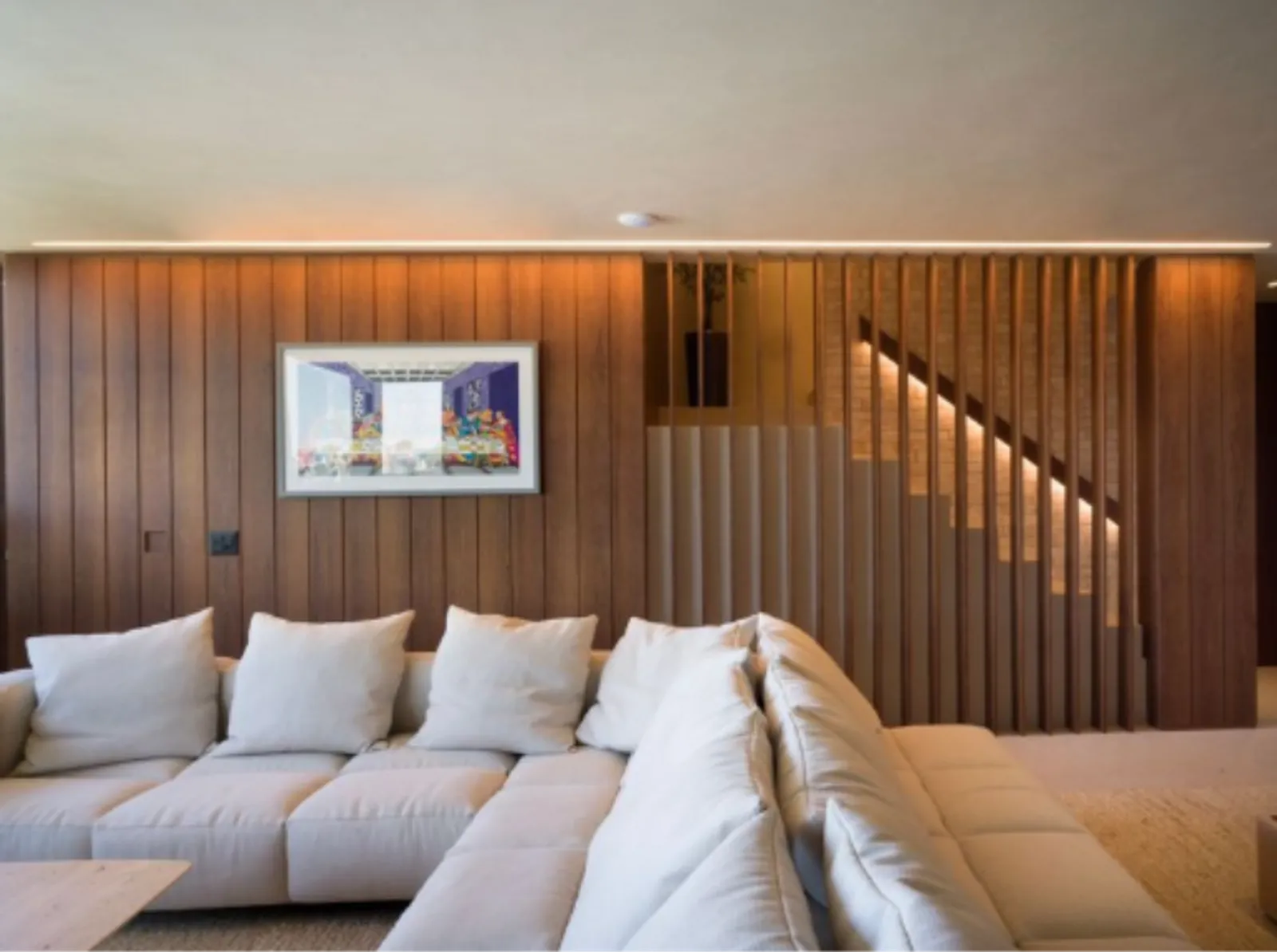 Projeto: Conrado Ceravolo Arquitetos |A escada conecta os dois pavimentos e prolonga a materialidade do projeto, combinando painéis de madeira, tijolos aparentes, piso monolítico e ripas que funcionam como guarda-corpo e brise.