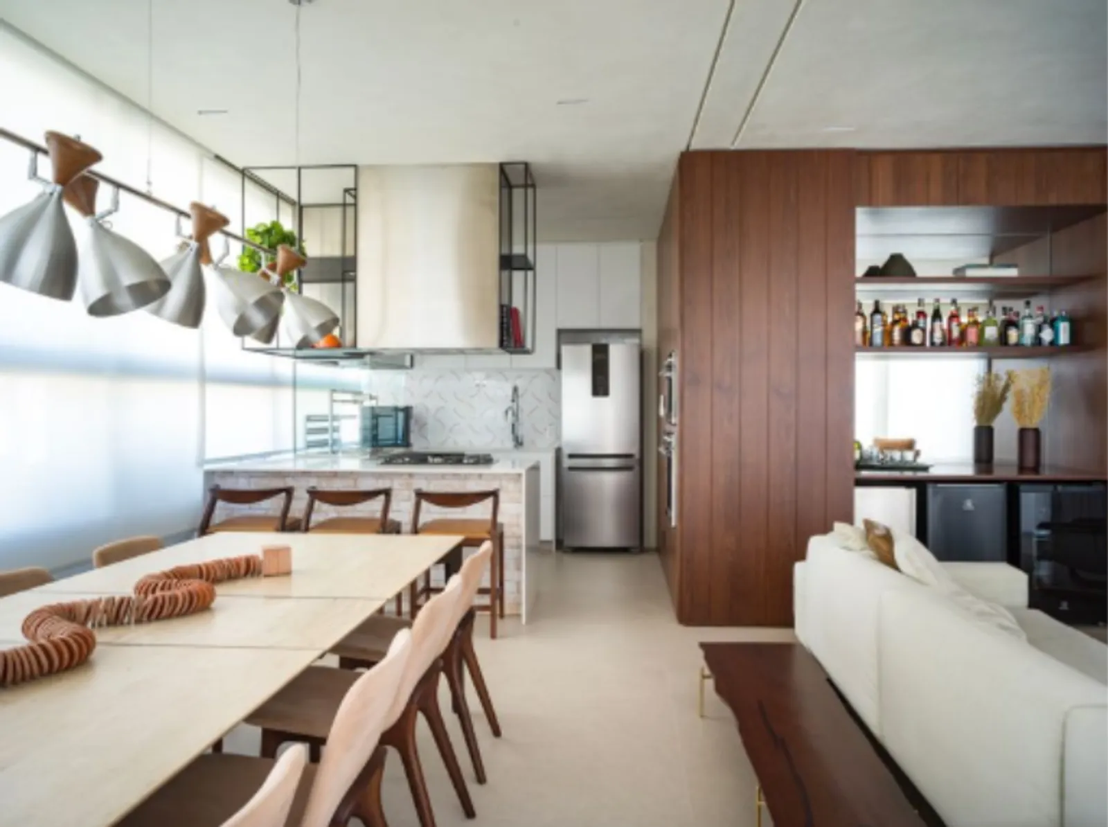 Projeto: Conrado Ceravolo Arquitetos |A cozinha foi desenhada para se integrar ao living por meio de uma esquadria de vidro tipo guilhotina, que permite controlar a abertura entre os ambientes e ampliar a entrada de luz natural.