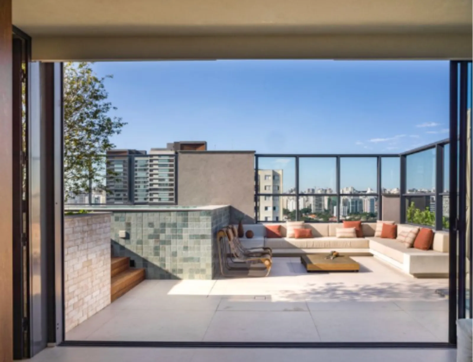 Projeto: Conrado Ceravolo Arquitetos |A área externa foi organizada em diferentes níveis, criando uma transição contínua entre estar, piscina, chuveiro e floreiras.
