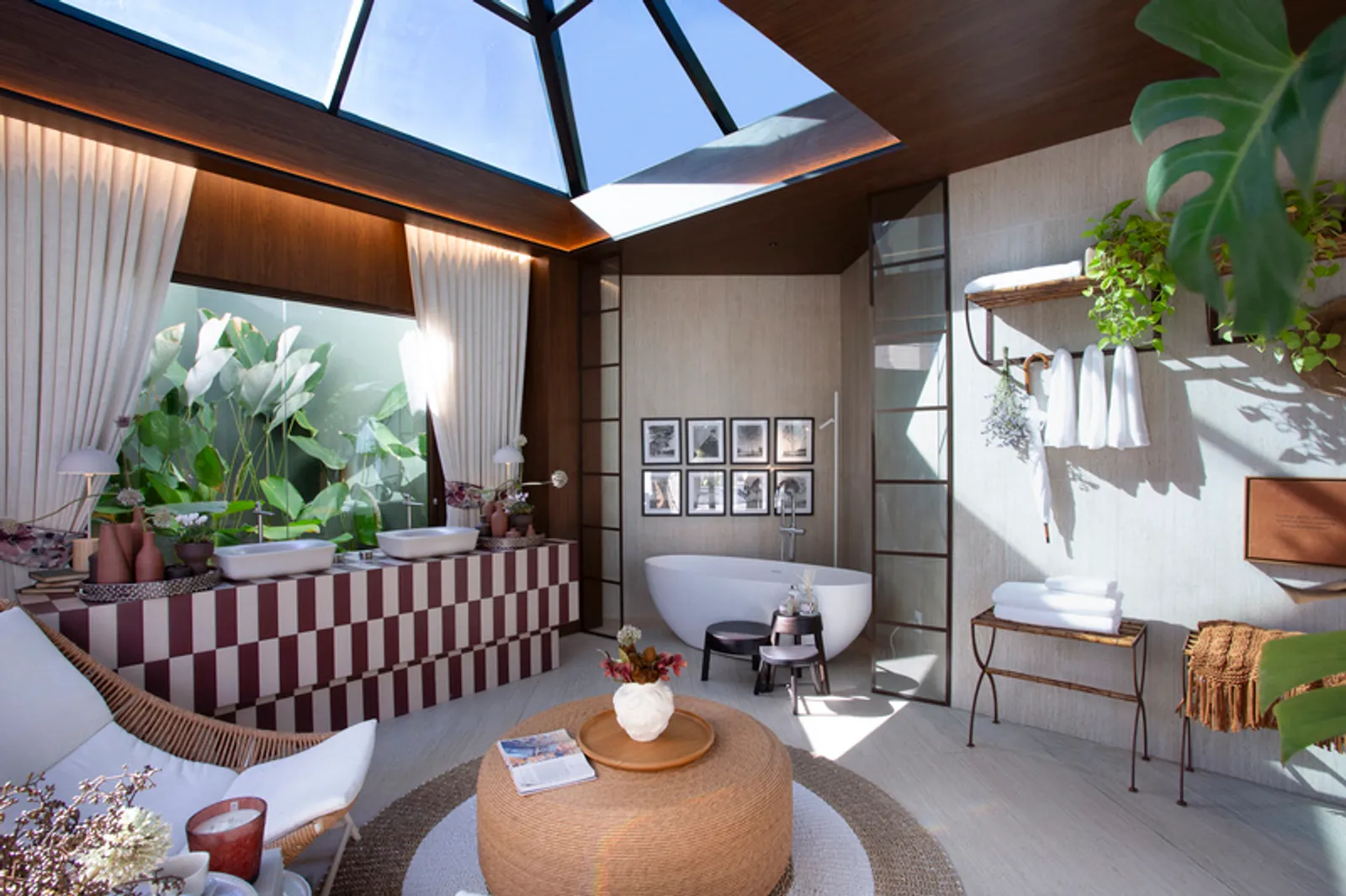 Vista geral da Casa com Alma Deca, ambiente assinado por Danielle Lucialdo na CASACOR Mato Grosso 2026, destacando a integração de elementos naturais e design contemporâneo.