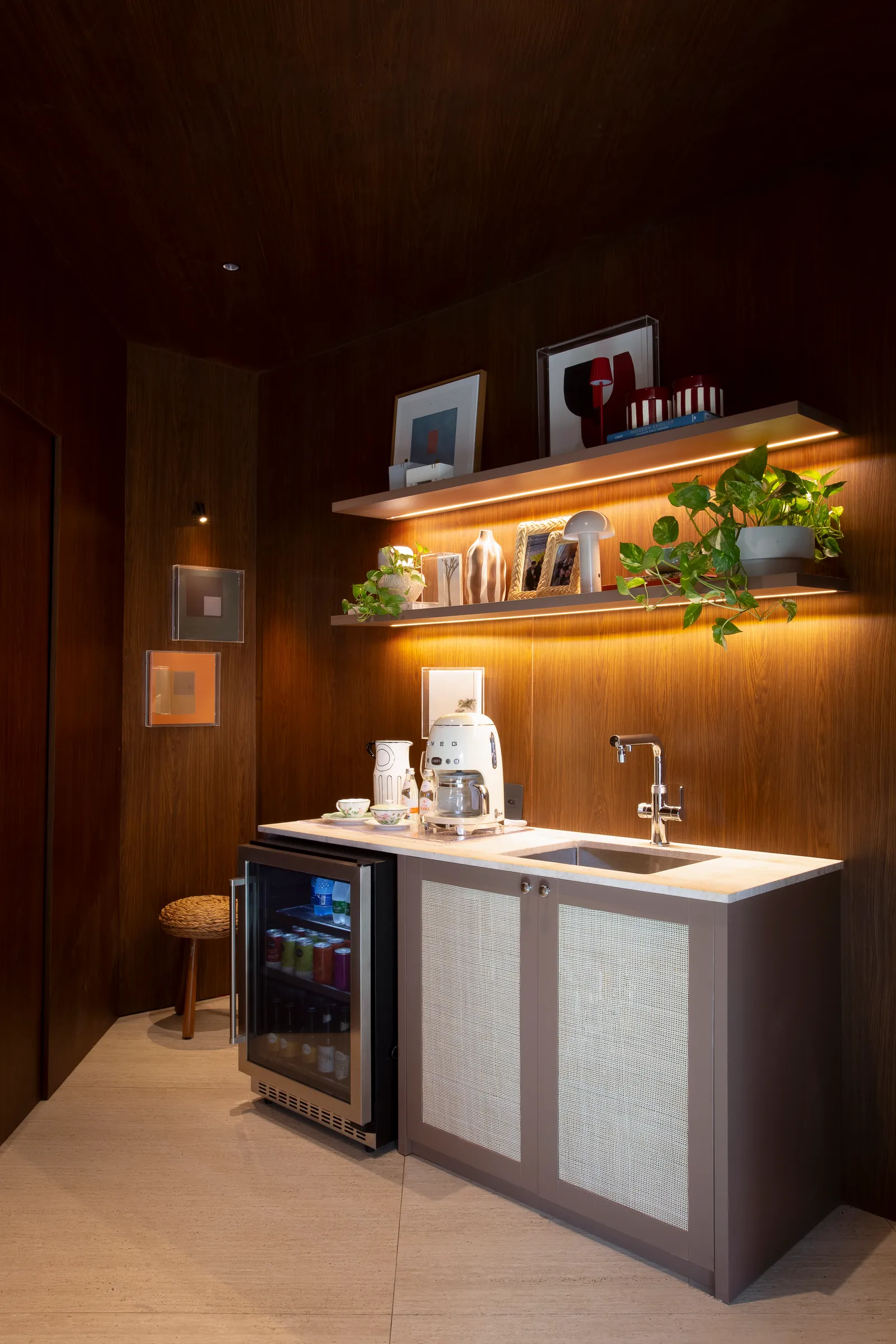 Detalhe de um dos espaços da Casa com Alma Deca, com foco em elementos de design que promovem o bem-estar e a conexão com os sentidos.