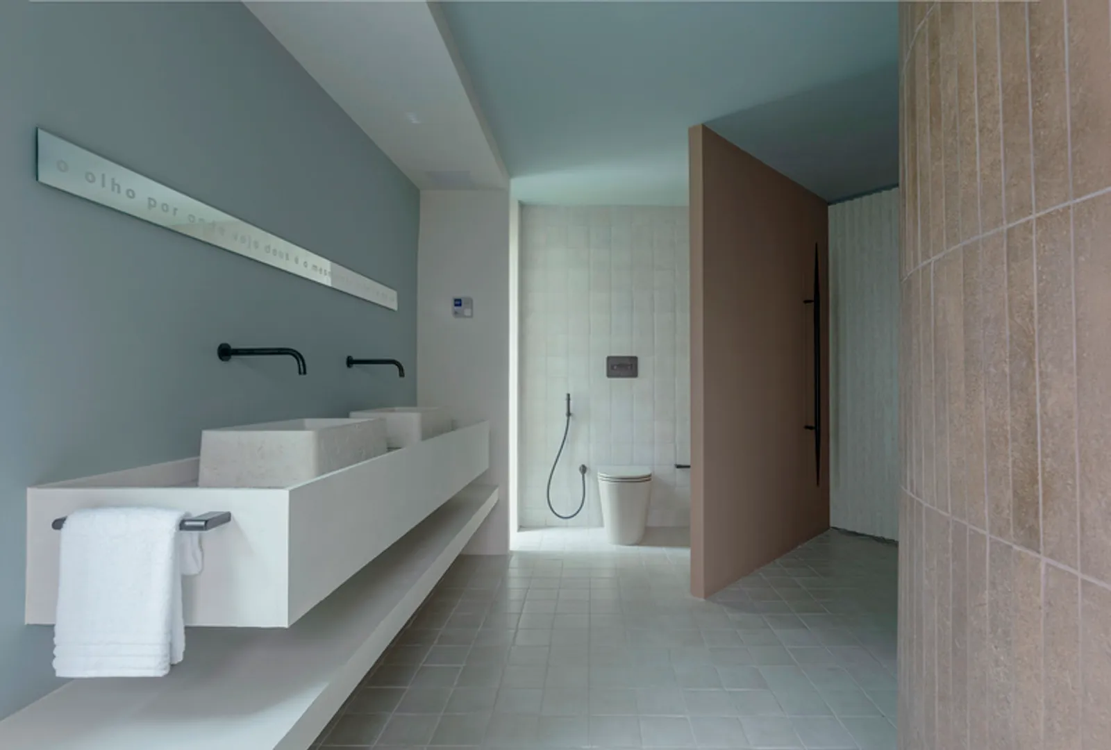 Quarto com marcenaria em Carvalho Brun da Duratex e cabeceira com tecido de inspiração étnica, destacando a escada helicoidal original.