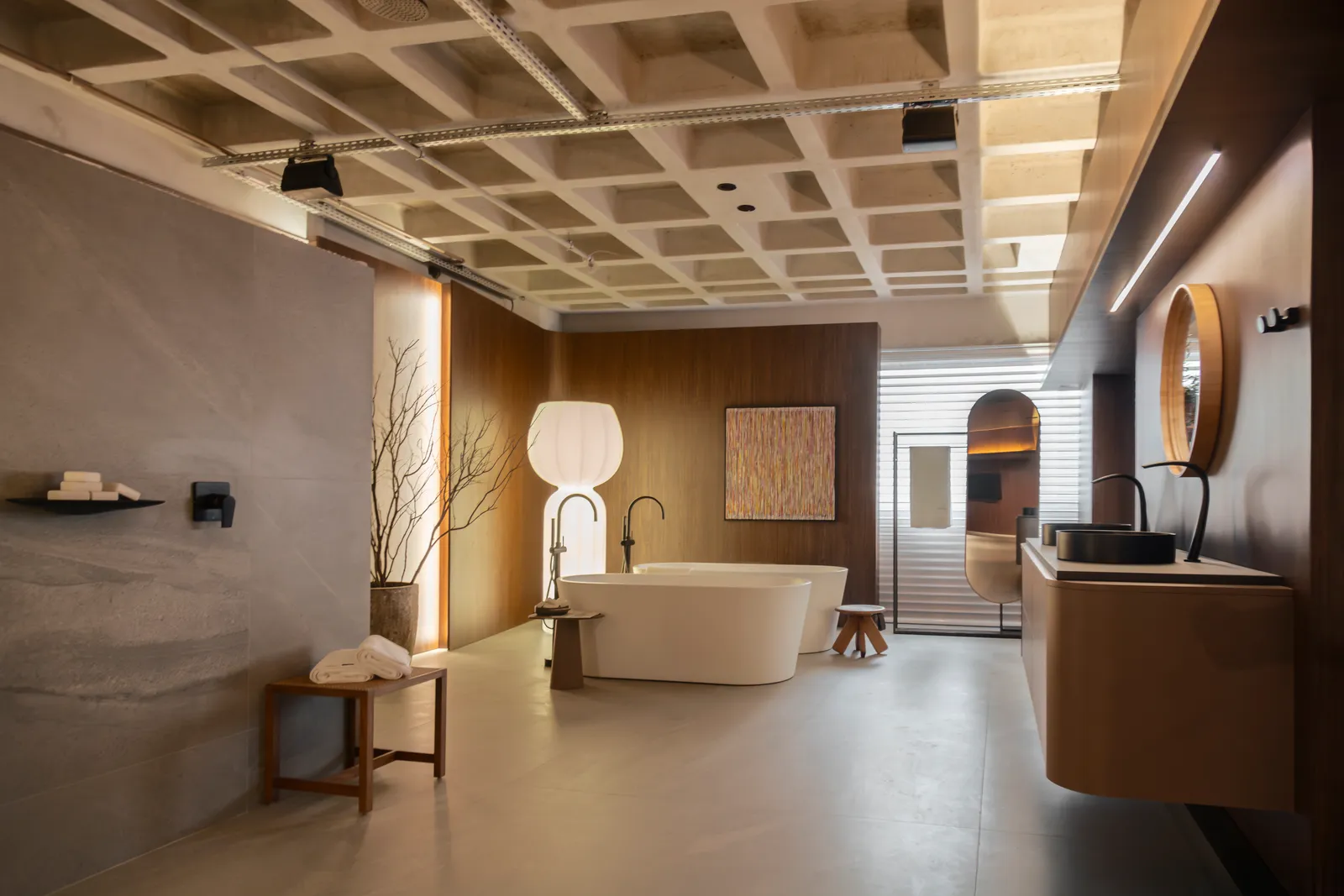 Projeto: Joziane Marque Pavinato | Vista geral do Loft Matéria e Permanência Deca na CASACOR Balneário Camboriú 2026, projeto de Joziane Marques Pavinato.