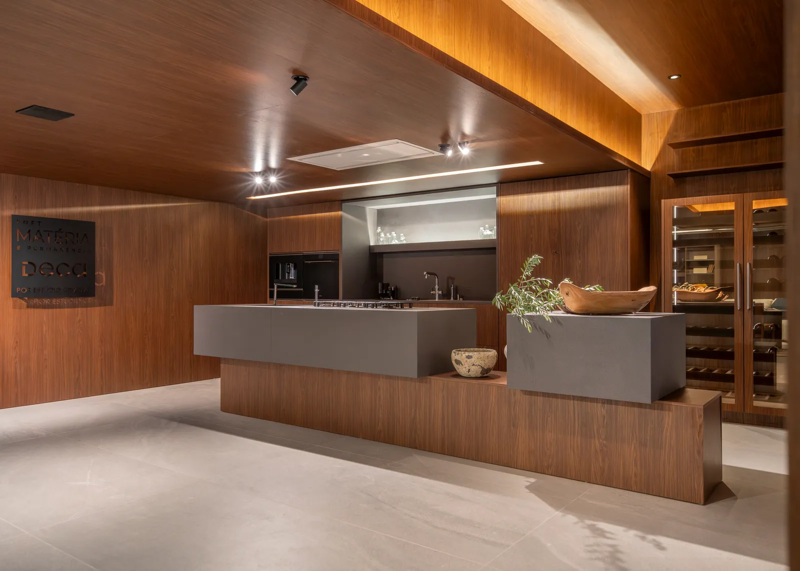 Projeto: Joziane Marque Pavinato | Vista da área gourmet do Loft Matéria e Permanência Deca, destacando a cuba Workstation e o monocomando Enjoy Pro.