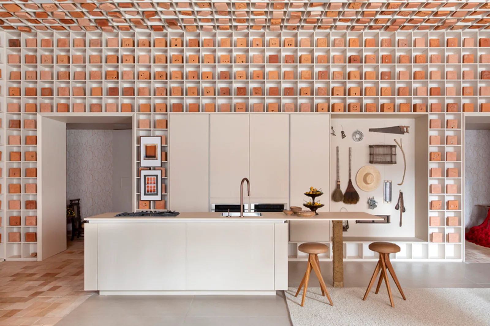 Projeto vencedor da categoria Cozinha para Receber CASACOR no 29º Prêmio Deca – Casa Veredas Simonetto, de Gabriel Fernandes (GF Estúdio 55).