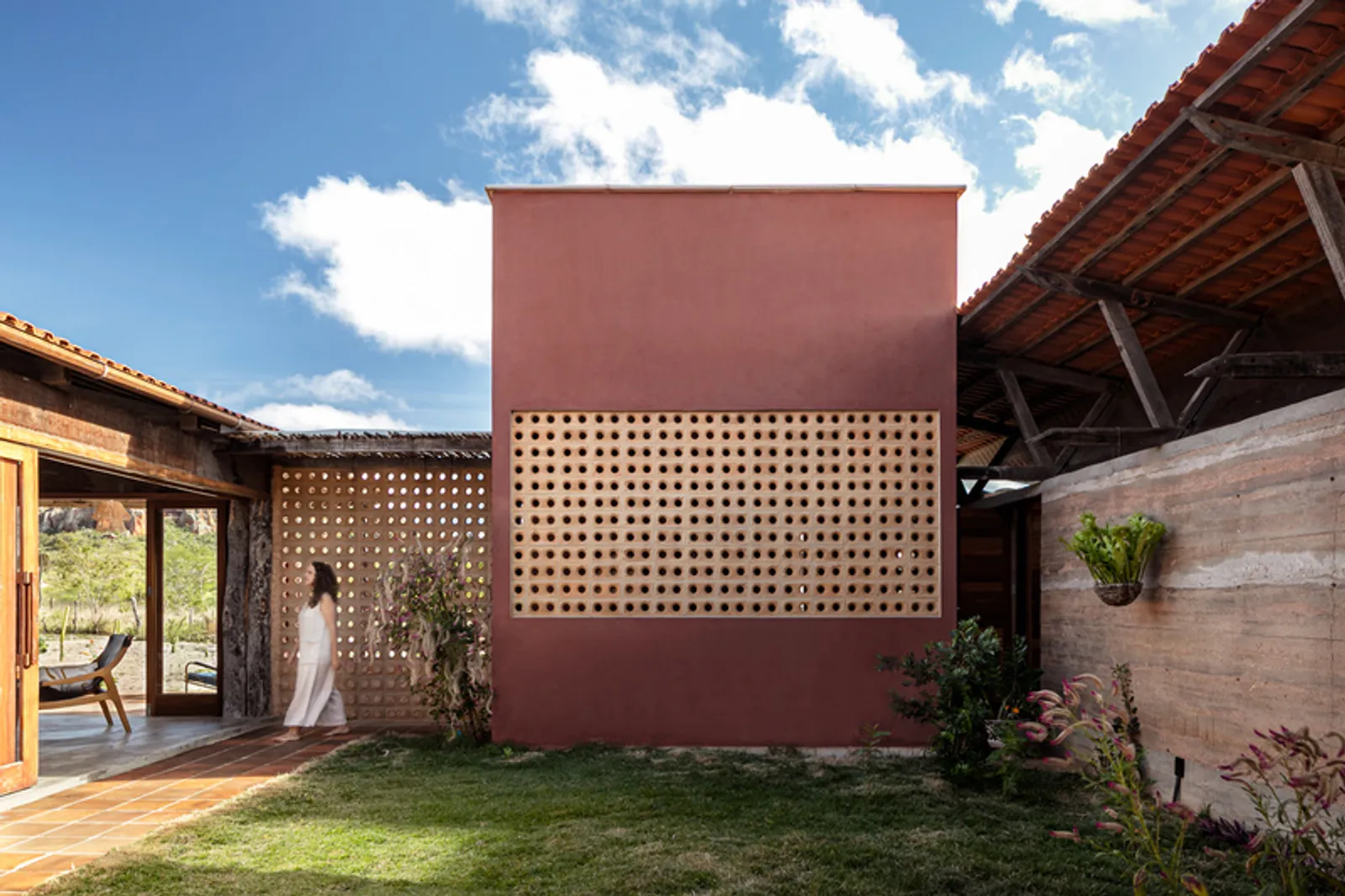 Vencedor da categoria Revelação da Arquitetura no 29º Prêmio Deca – Casa Catimbau - Azul Pitanga, de André Moraes e Carolina Mapurunga.