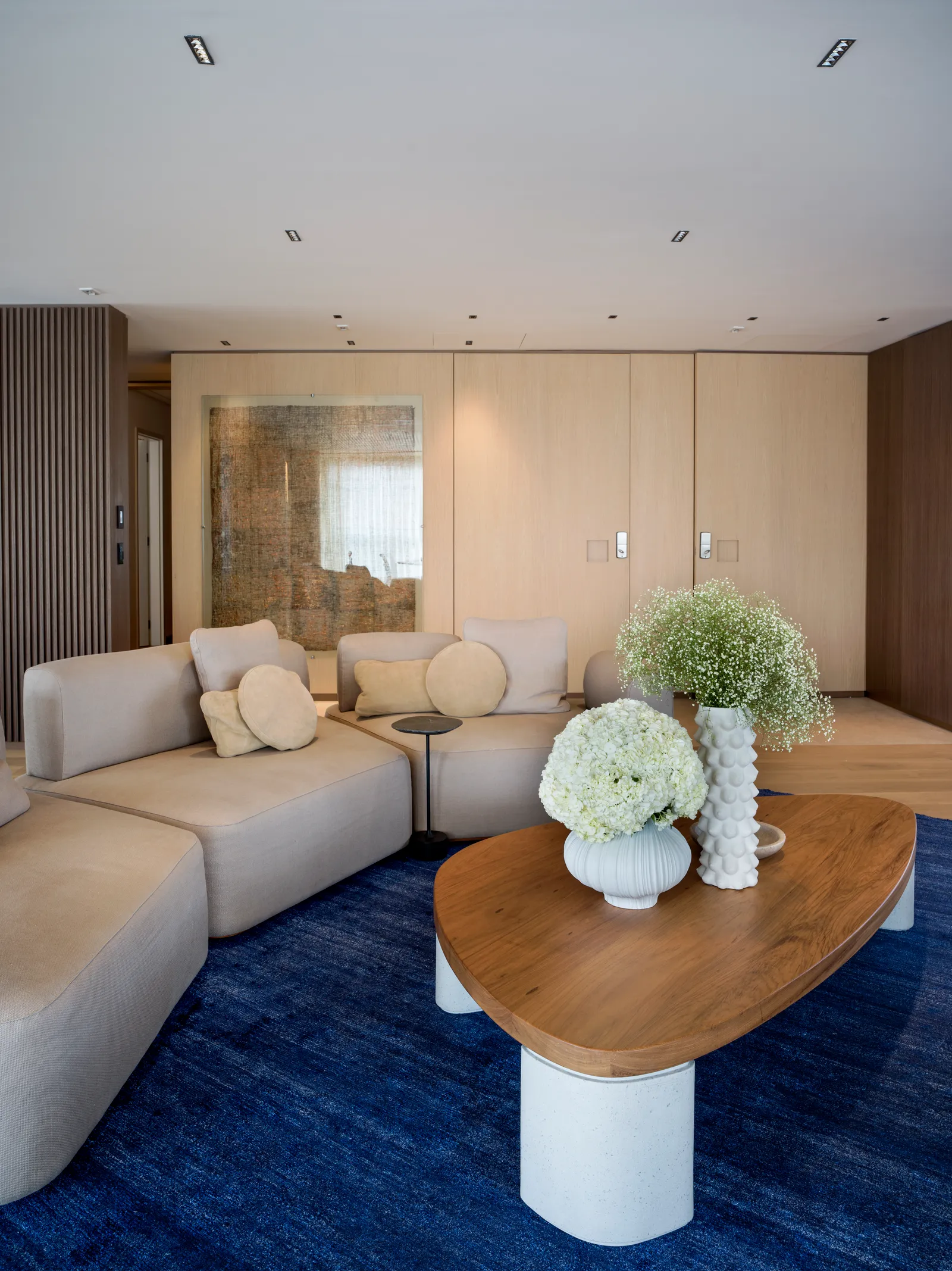 A mesa de jantar oval acomoda um total de oito pessoas e inclui uma luminária no mesmo formato | Projeto: Denise Barretto Arquitetura | Fotos: Rômulo Fialdini
