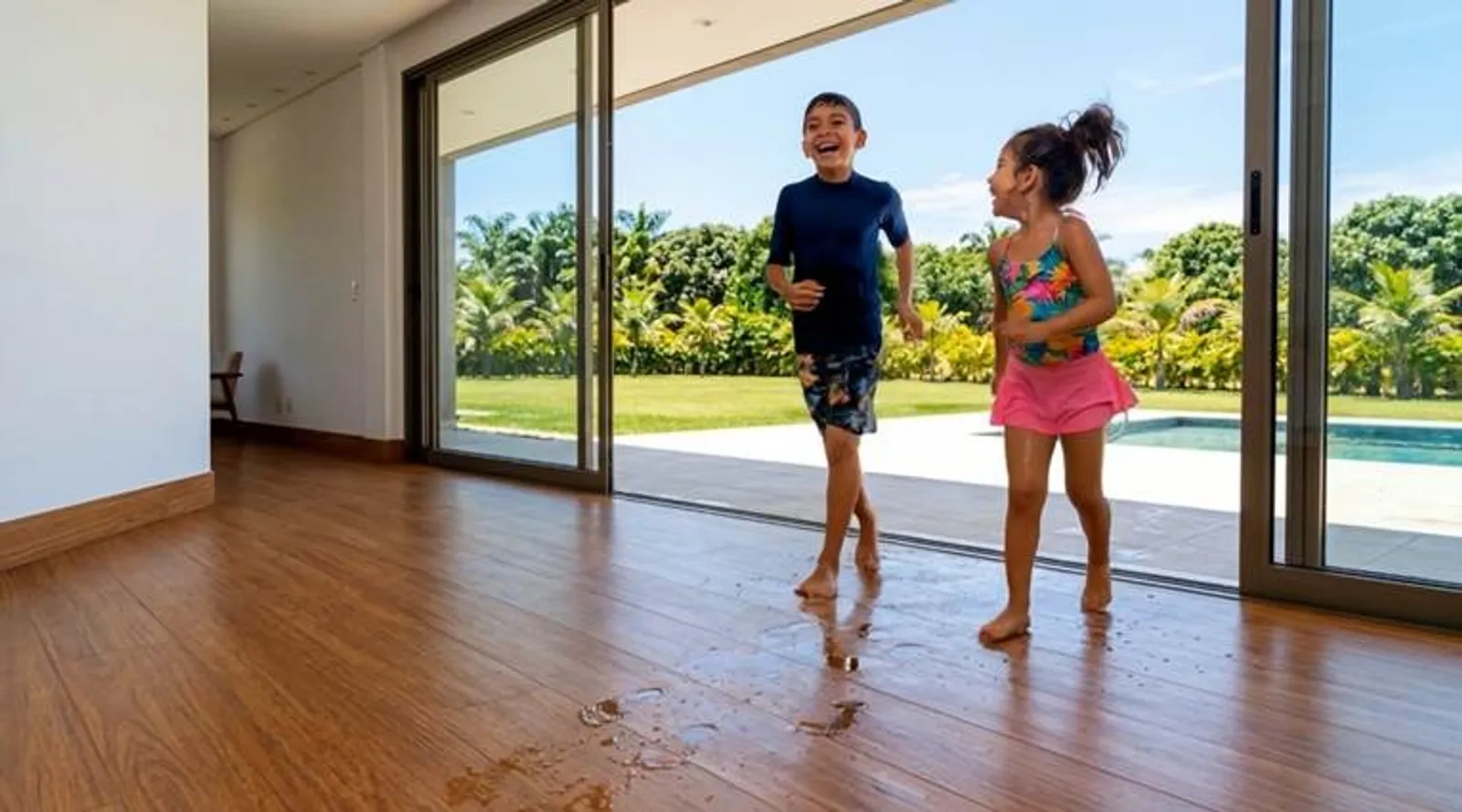 Piso laminado Durafloor com tecnologia Aquaforte de resistência à água (Imagem Divulgação)