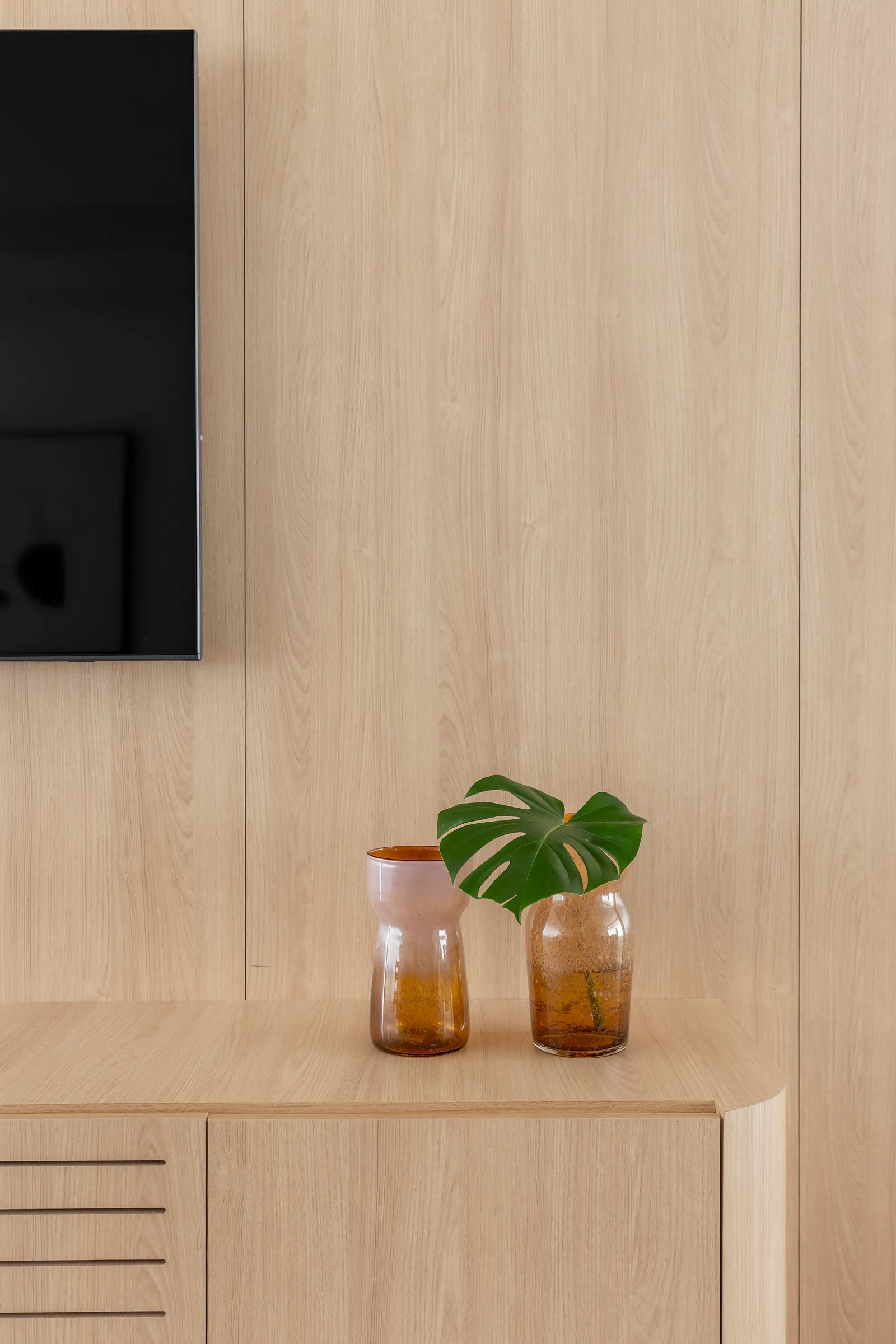 Apartamento na Vila Olímpia aposta em integração e estética minimalista para uma família jovem (42)