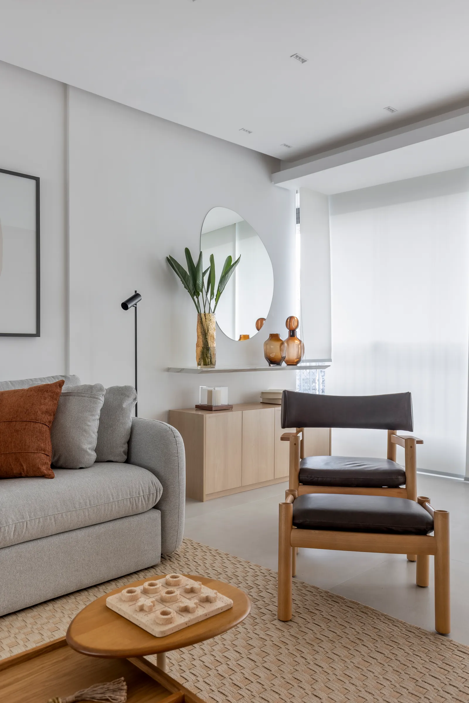 Apartamento na Vila Olímpia aposta em integração e estética minimalista para uma família jovem (45)