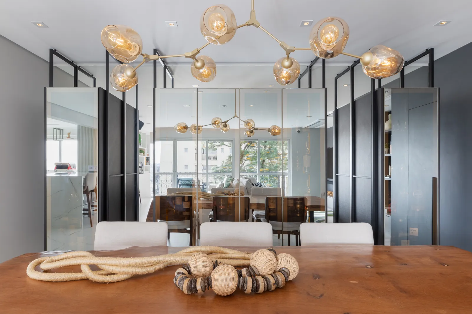 O vidro reflecta é ideal para revestir armários e estruturas as quais queremos dar destaque no décor: o material trabalha com a transparência e com o reflexo natural dos espelhos, entregando um efeito único | Projeto: Daniela Funari Arquitetura | FOTO: Julia Novoa