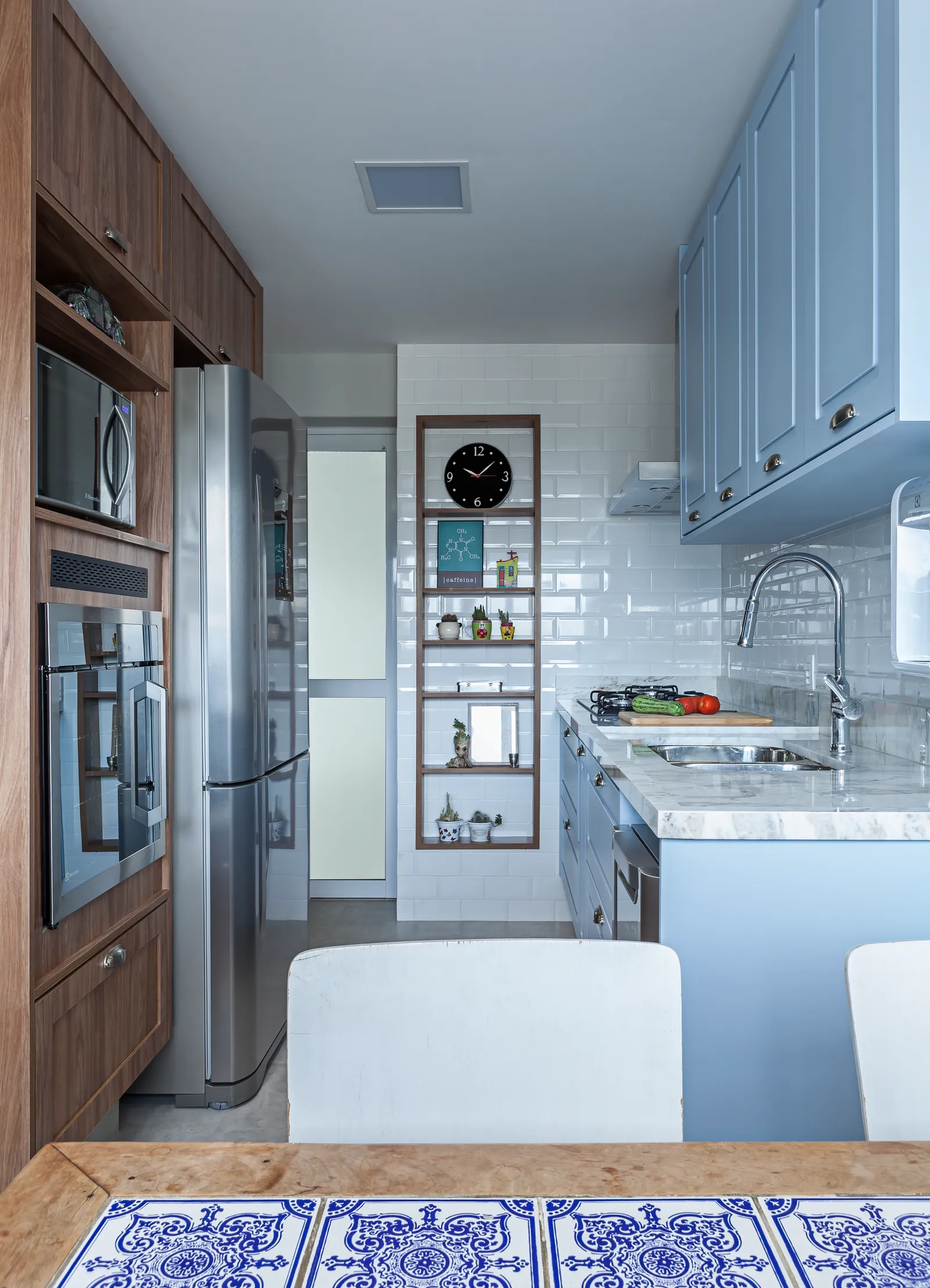 Cozinhas compactas assumem diferentes configurações com personalidade, incluindo soluções de marcenaria, composição (3)