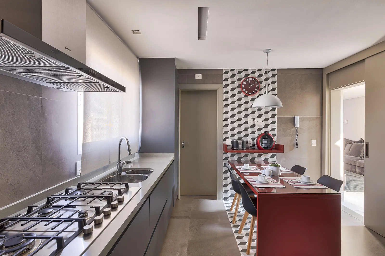 Cozinhas compactas assumem diferentes configurações com personalidade, incluindo soluções de marcenaria, composição de m