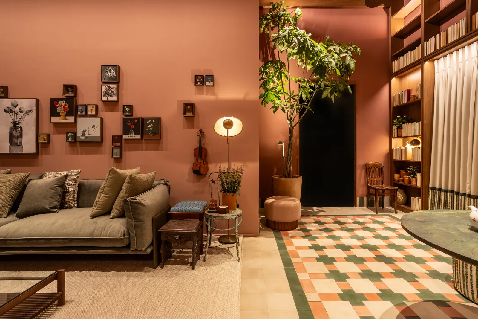 Projeto: Isabella Nalon | Seja de modo a integrar a arquitetura de interiores dos ambientes ou mesmo com a função de protagonizar, o ladrilho hidráulico se destaca por sua versatilidade, identidade e propósito nos projetos, assim como a arquiteta Isabella Nalon executou na biblioteca,com ares de varanda, que integra o ambiente que assina na edição 2026 da CASACOR São Paulo