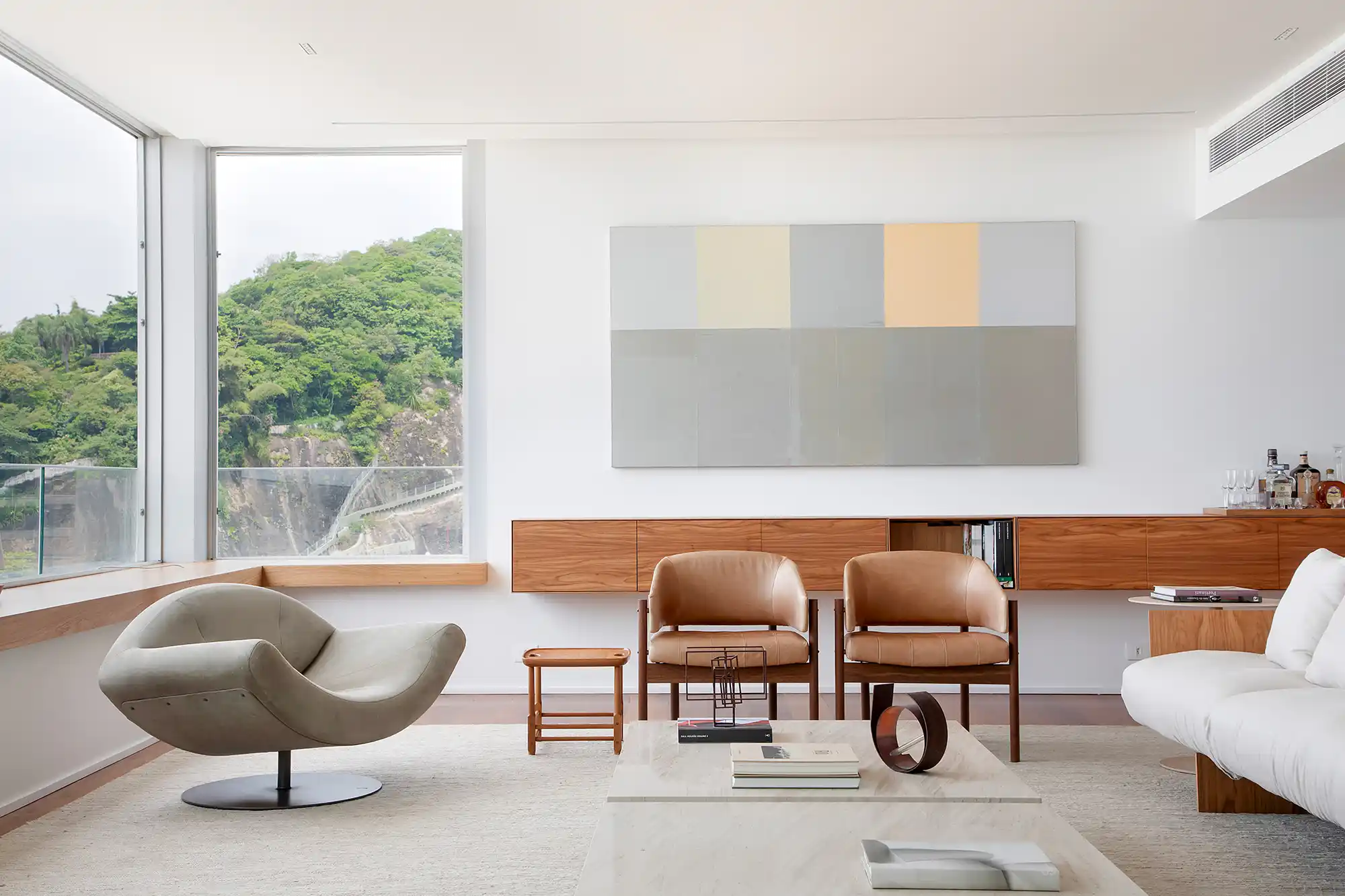 16. Amadeirado traz aquecimento visual a salas com paleta neutra