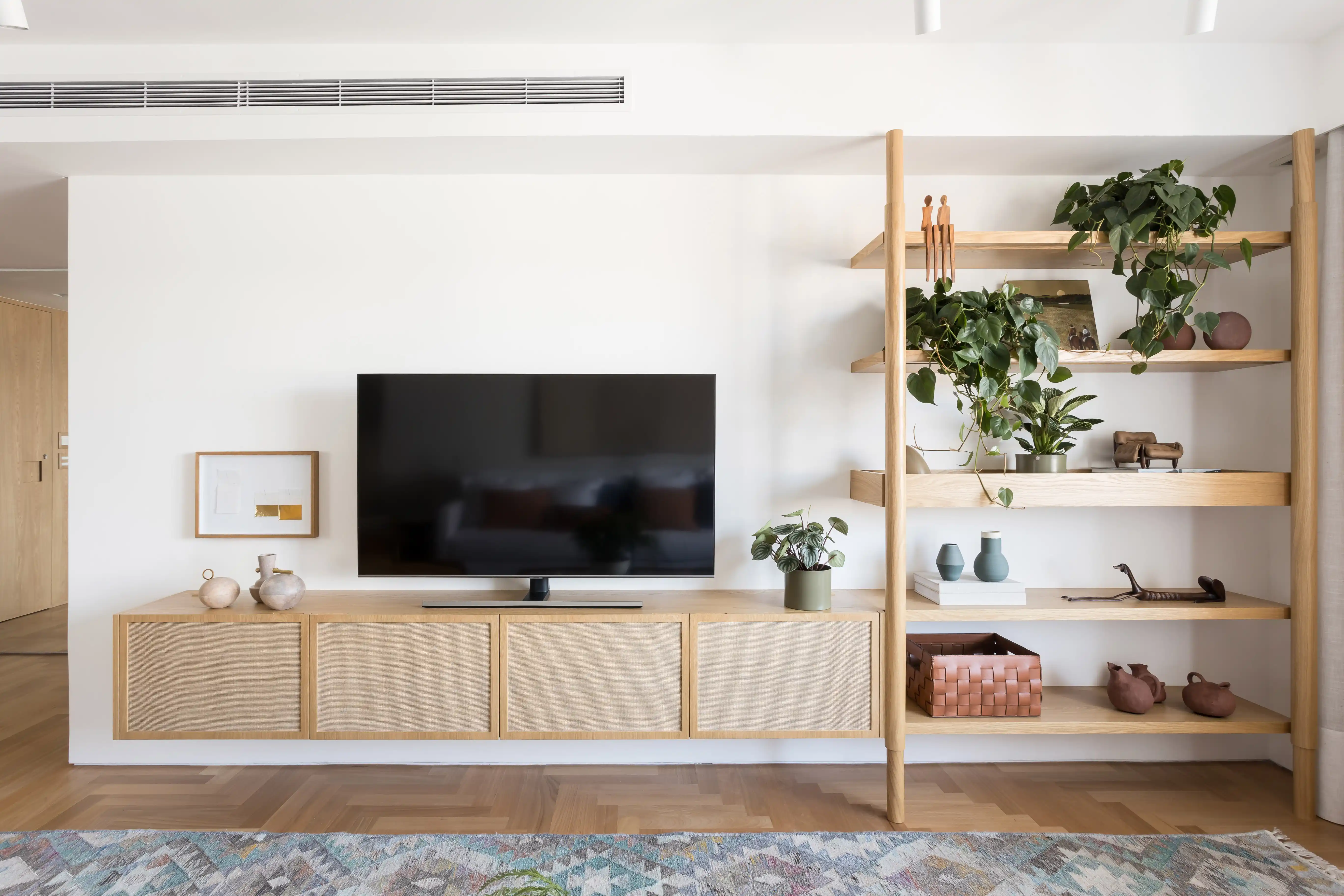 15. Rack minimalista suspenso com estante é moderno e elegante