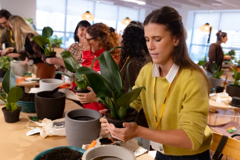 Participantes da oficina de plantio com suas criações.