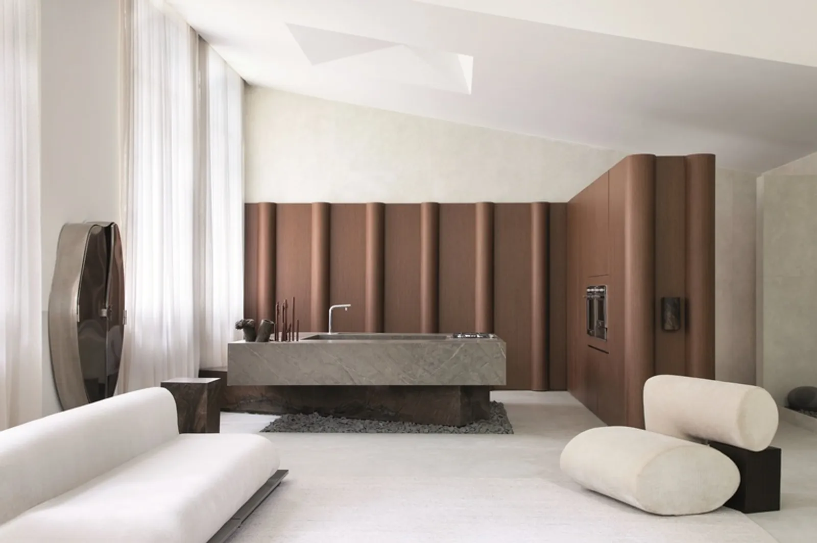 Cozinha do ambiente Casa Cosentino Sanare, com bancadas em Dekton e Sensa e iluminação natural.