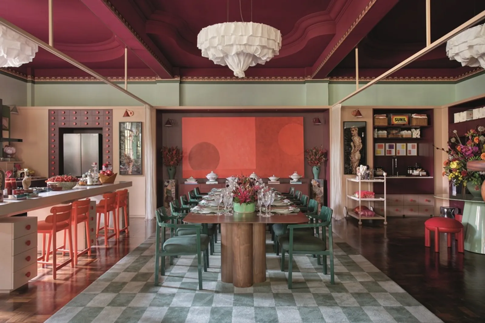 Cozinha do ambiente Casa Brastemp, com combinação de cores, texturas e soluções funcionais para uma jovem chef.