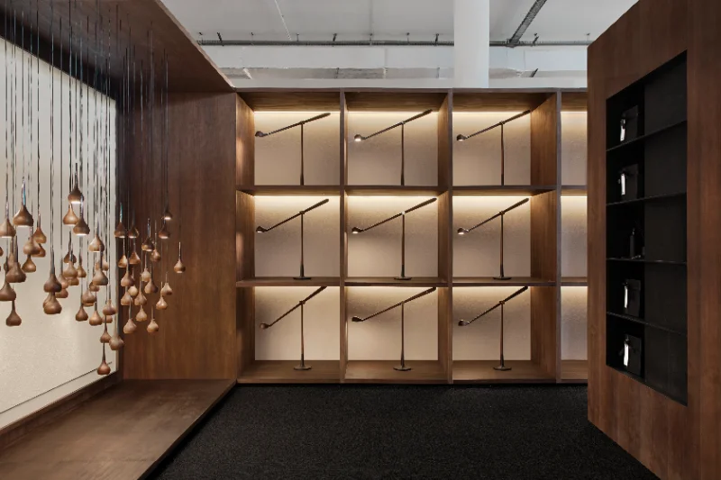 Detalhe de uma luminária da coleção Memory, evidenciando a precisão construtiva e o design elegante.