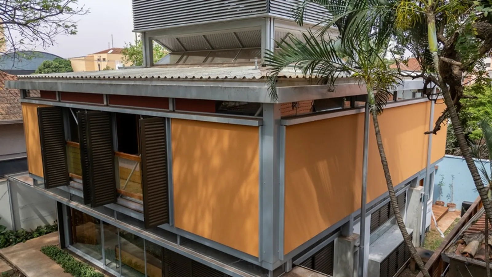 Projeto residencial em Araraquara com madeira engenheirada e soluções de conforto térmico