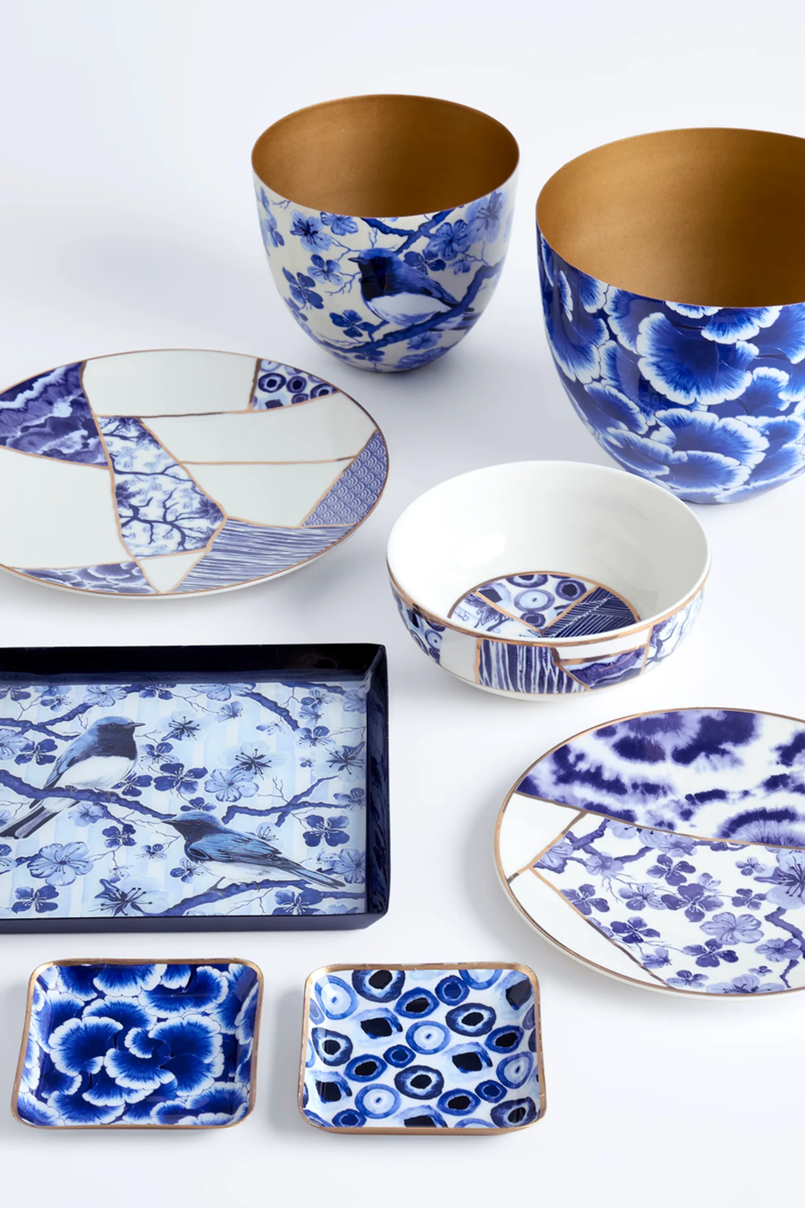 Detalhe de um prato da coleção Japão, com padrões que remetem ao Shibori e tons de azul-cobalto.