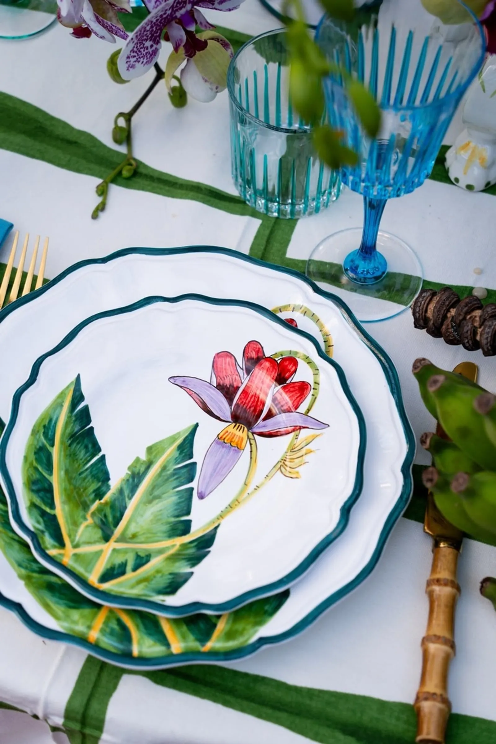Detalhe de uma cerâmica da coleção, mostrando folhagens tropicais e cores vibrantes.