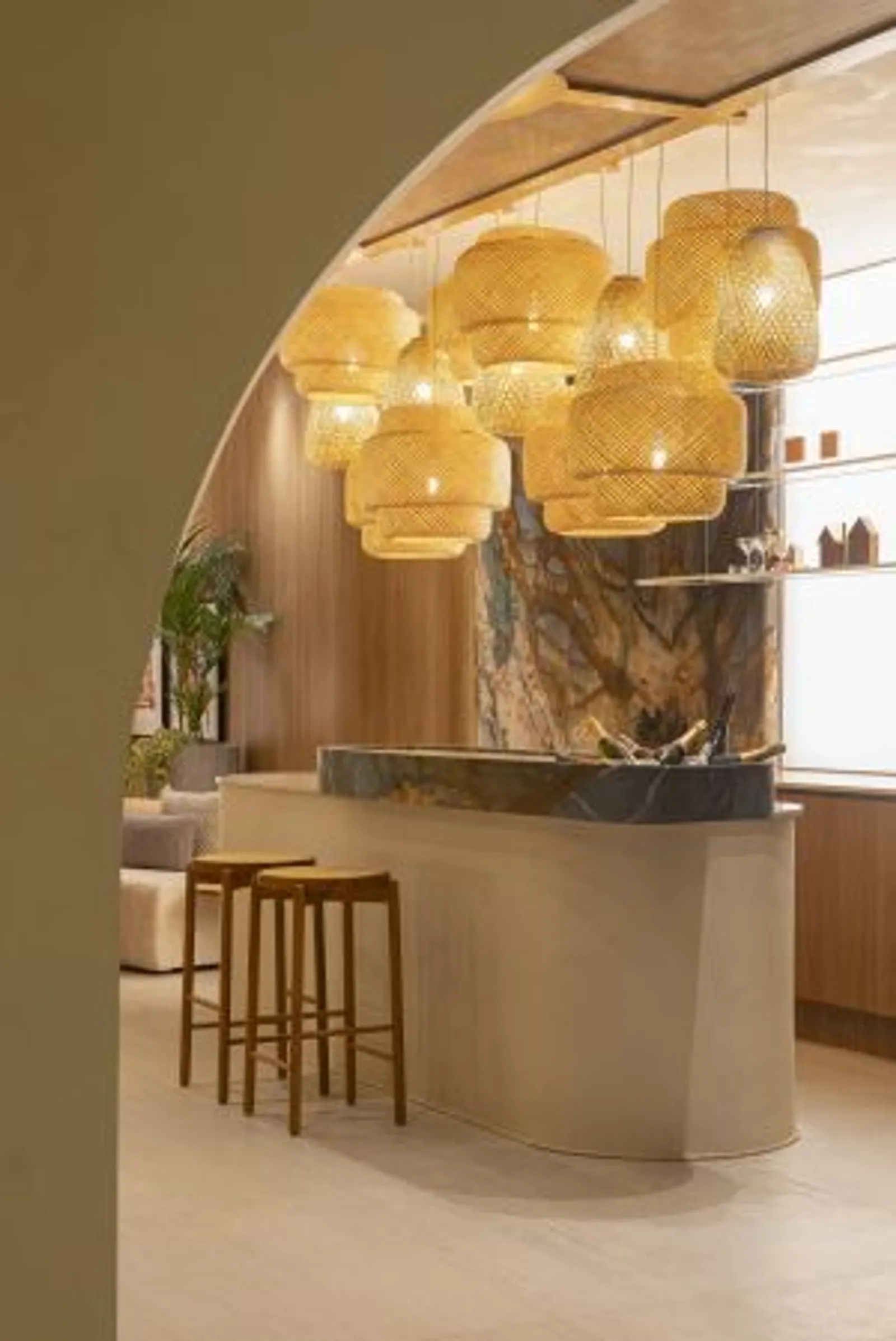 Projeto: Teresa Simões Arquitetura | Detalhe da materialidade do Qalb Boutique Café, com o Quartzito Luise Blue no balcão e paredes, e o piso da Portinari inspirado no travertino.