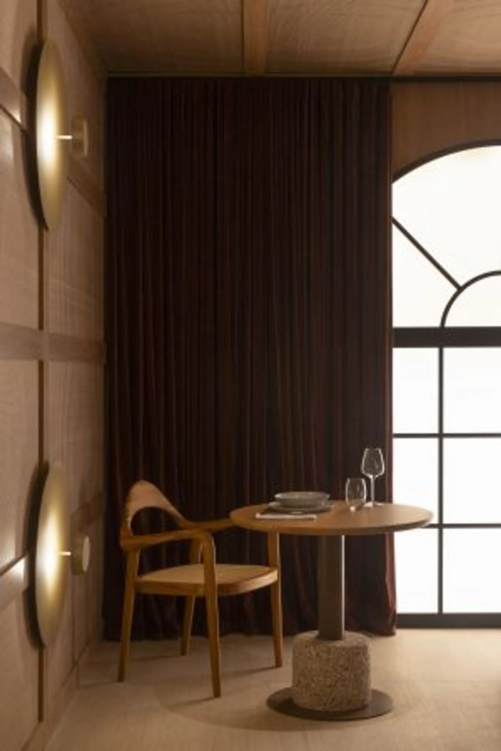Projeto: Teresa Simões Arquitetura | Vista do ambiente do café, destacando a paleta de cores em bege, dourado e bordô, e a pintura em efeito velvet da Coral.