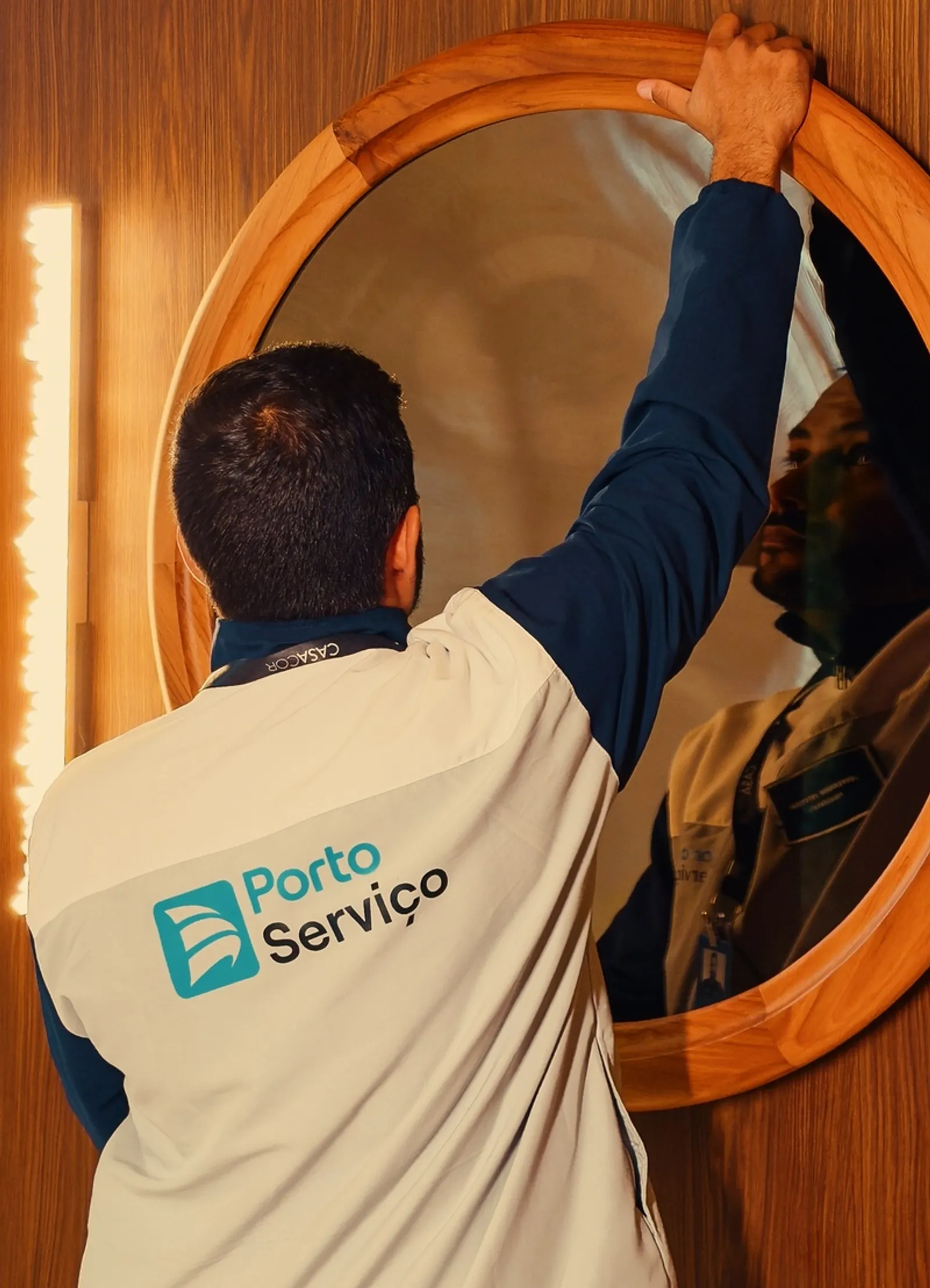 Imagem promocional do serviço Casa em Dia da Porto Serviço, mostrando elementos relacionados a manutenção residencial.
