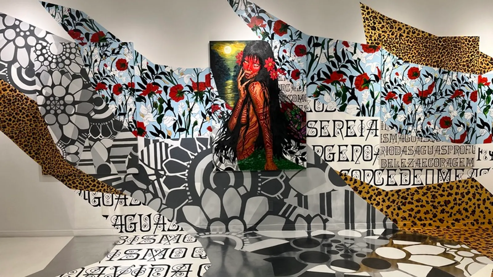 Vista da exposição Encantaria de Iara, de Ananda Nahu, na Galeria White Box, Hotel Rosewood São Paulo. Foto: Kaue Aguirre