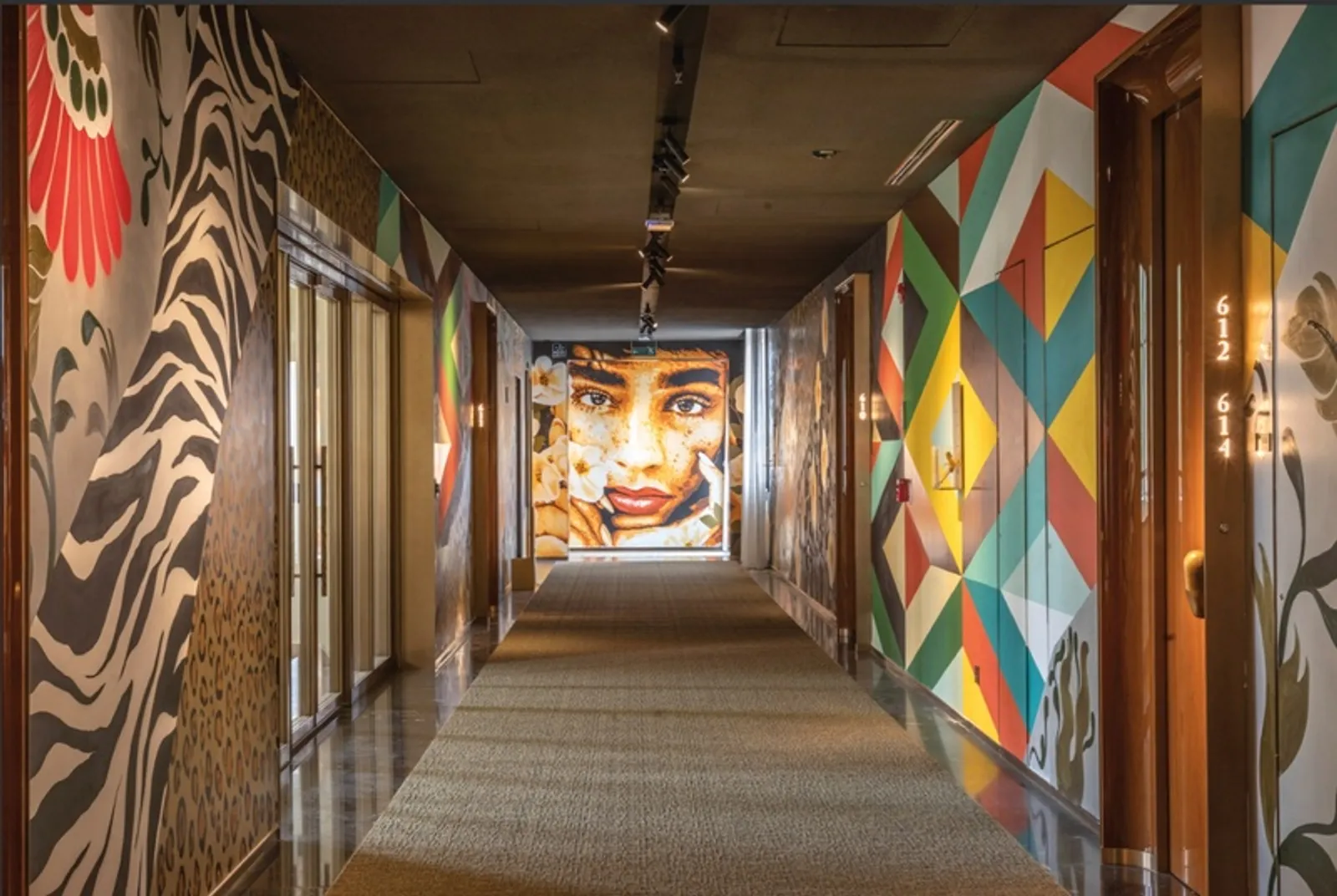 Mural de Ananda Nahu instalado em um dos corredores de hóspedes do Rosewood São Paulo integra a coleção permanente de arte da Cidade Matarazzo. Foto: Ruy Teixeira