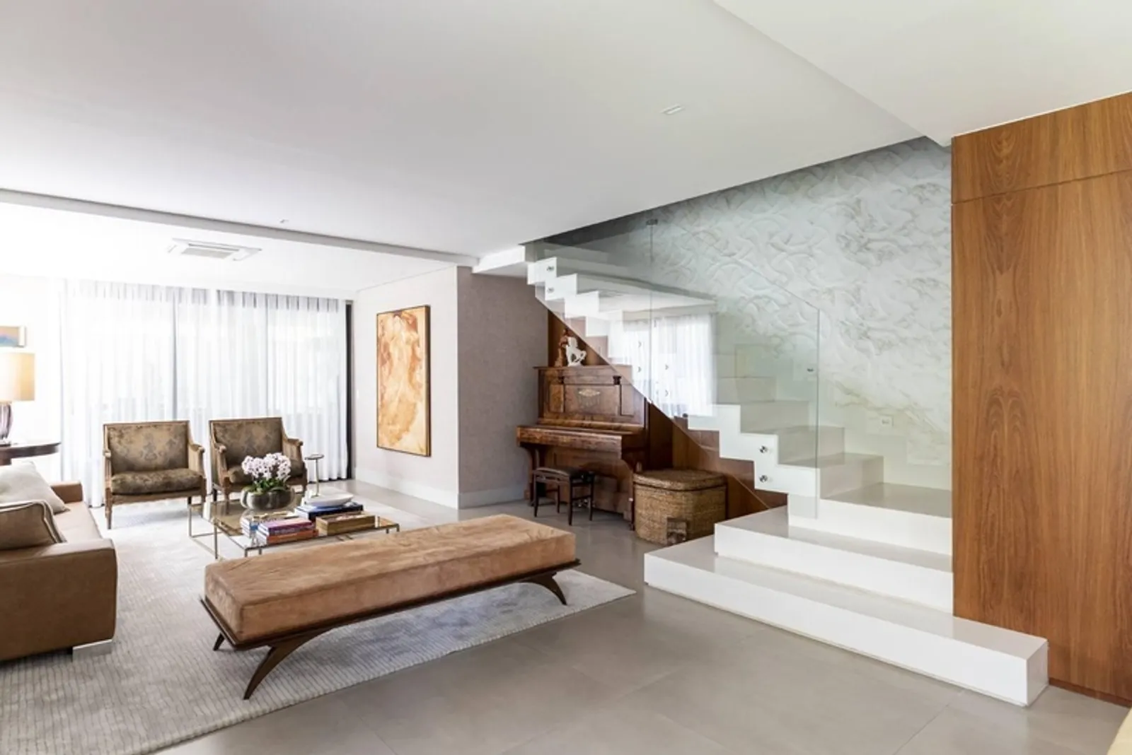 Projeto: Sabrina Salles |Sabrina Salles atualiza a casa de 600 m², no Pacaembu, sem alterar sua estrutura, preservando móveis, obras de arte e peças afetivas da família.