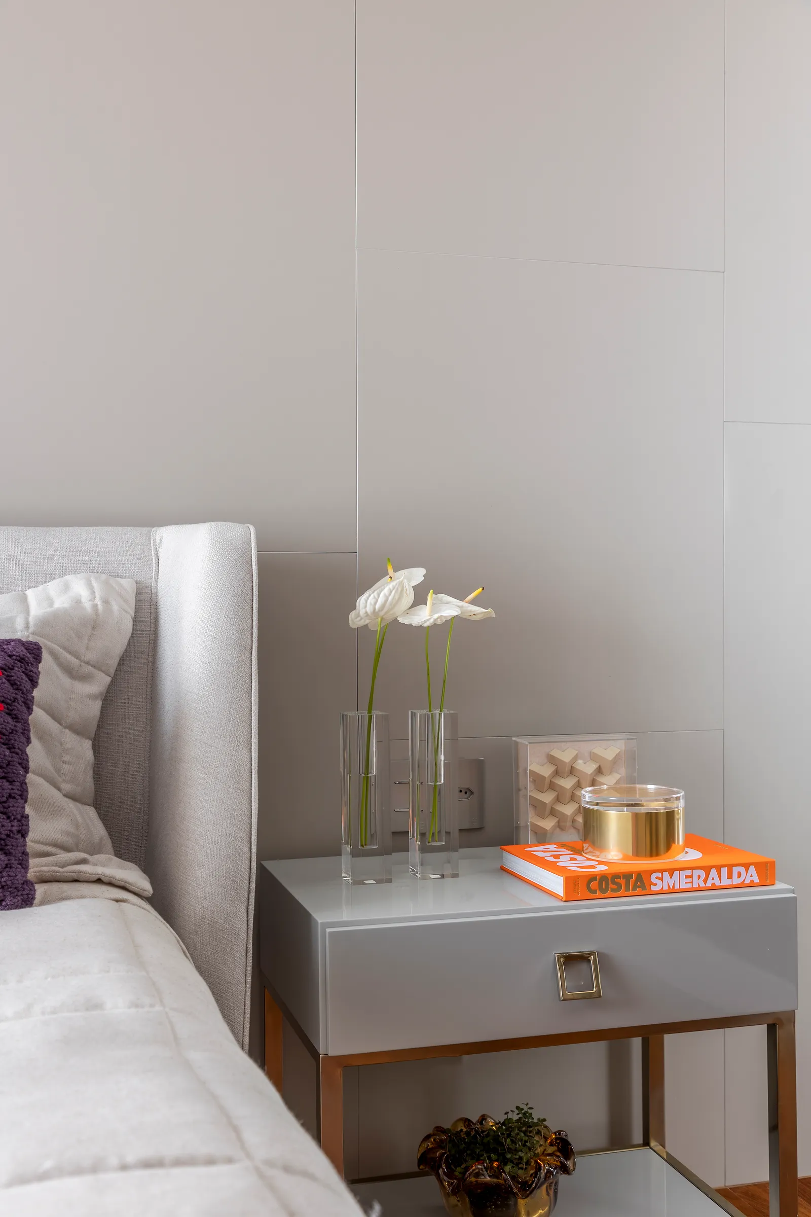 Pequenos objetos e acessórios também incorporam o dourado aos ambientes assinados arquiteta Ana Rozenblit, assim como denota as mesas de cabeceira desses dois dormitórios | Projeto: Spaço Interior