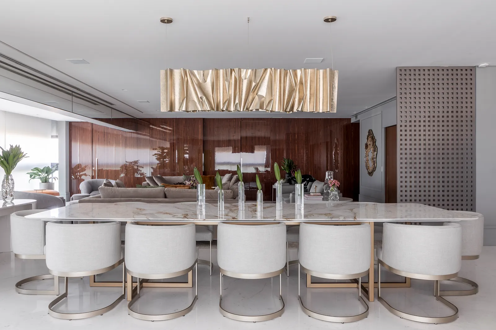 O dourado surge em diferentes elementos que vão desde os metais de esquadrias, artefatos e detalhes do mobiliário. Em seus projetos, a cor adiciona personalidade aos projetos de interiores assinados pela arquiteta Ana Rozenblit | Projeto: Spaço Interior