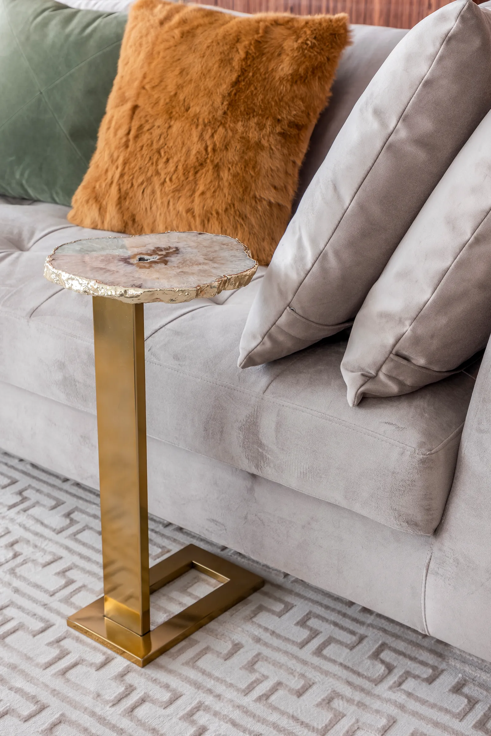 Mesas de apoio, normalmente associadas à função de suporte, tem o design valorizado quando recebem o acabamento dourado na estrutura. Nas propostas da arquiteta Ana Rozenblit, o metal evidencia o design das peças | Projeto: Spaço Interior