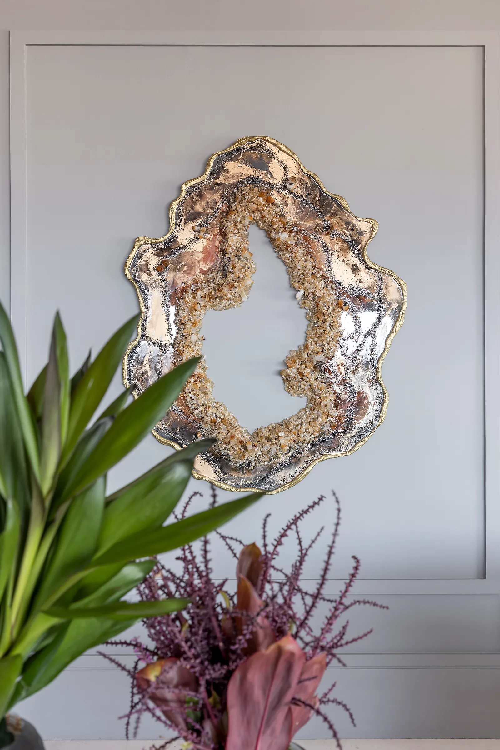 Entre uma escultura de parede abstrata, uma peça de pedra natural da artista Syria Maya e um espelho vitoriano com moldura dourada, o acabamento aparece associado a peças de diferentes linguagens nos projetos exectuados pela arquiteta Ana Rozenblit | Projeto: Spaço Interior