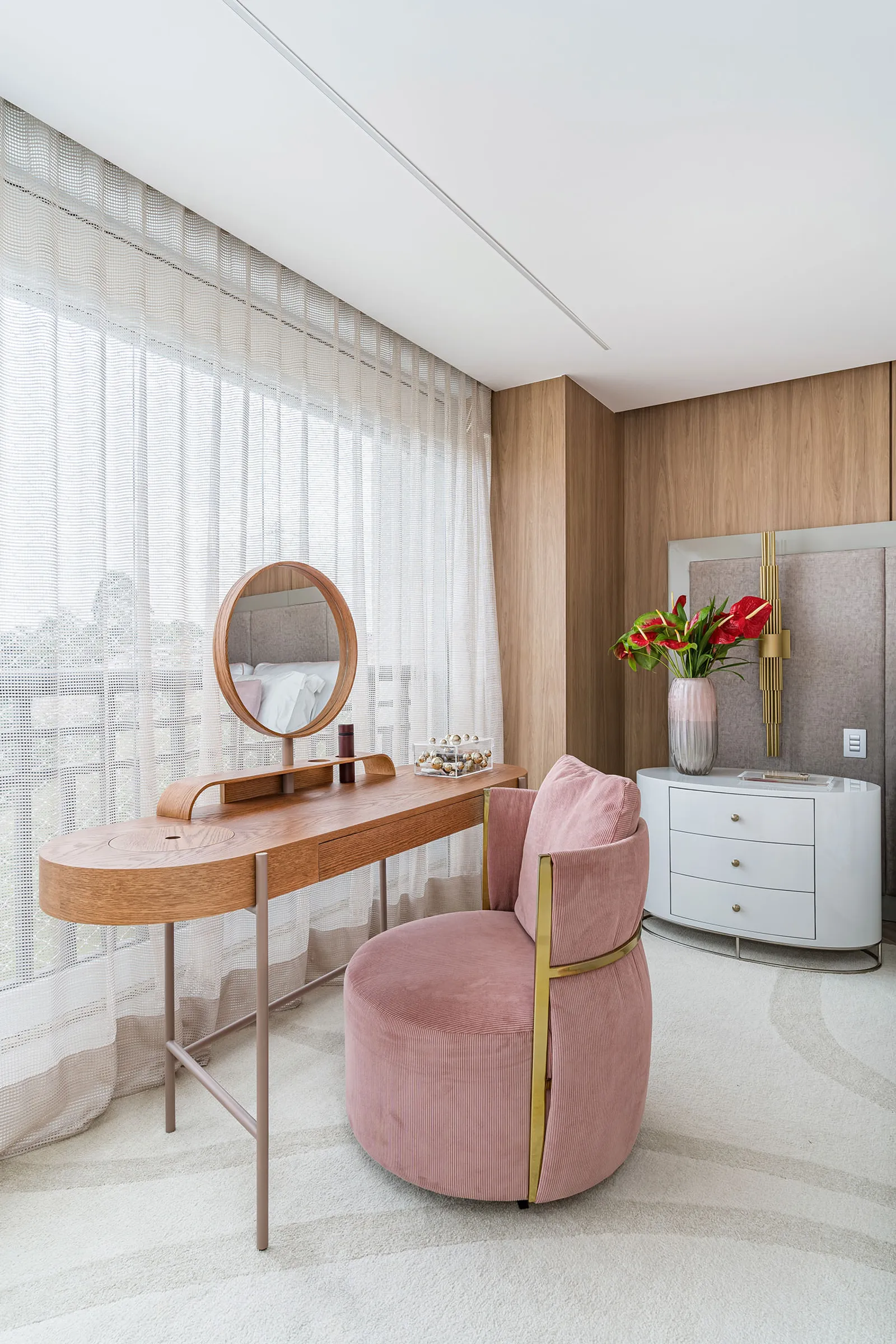 Sutilmente, o dourado surge nos cortornos de peças como as poltronas, assim como a arquiteta arquiteta Ana Rozenblit apostou na sala de TV e junto à penteadeira | Projeto: Spaço Interior